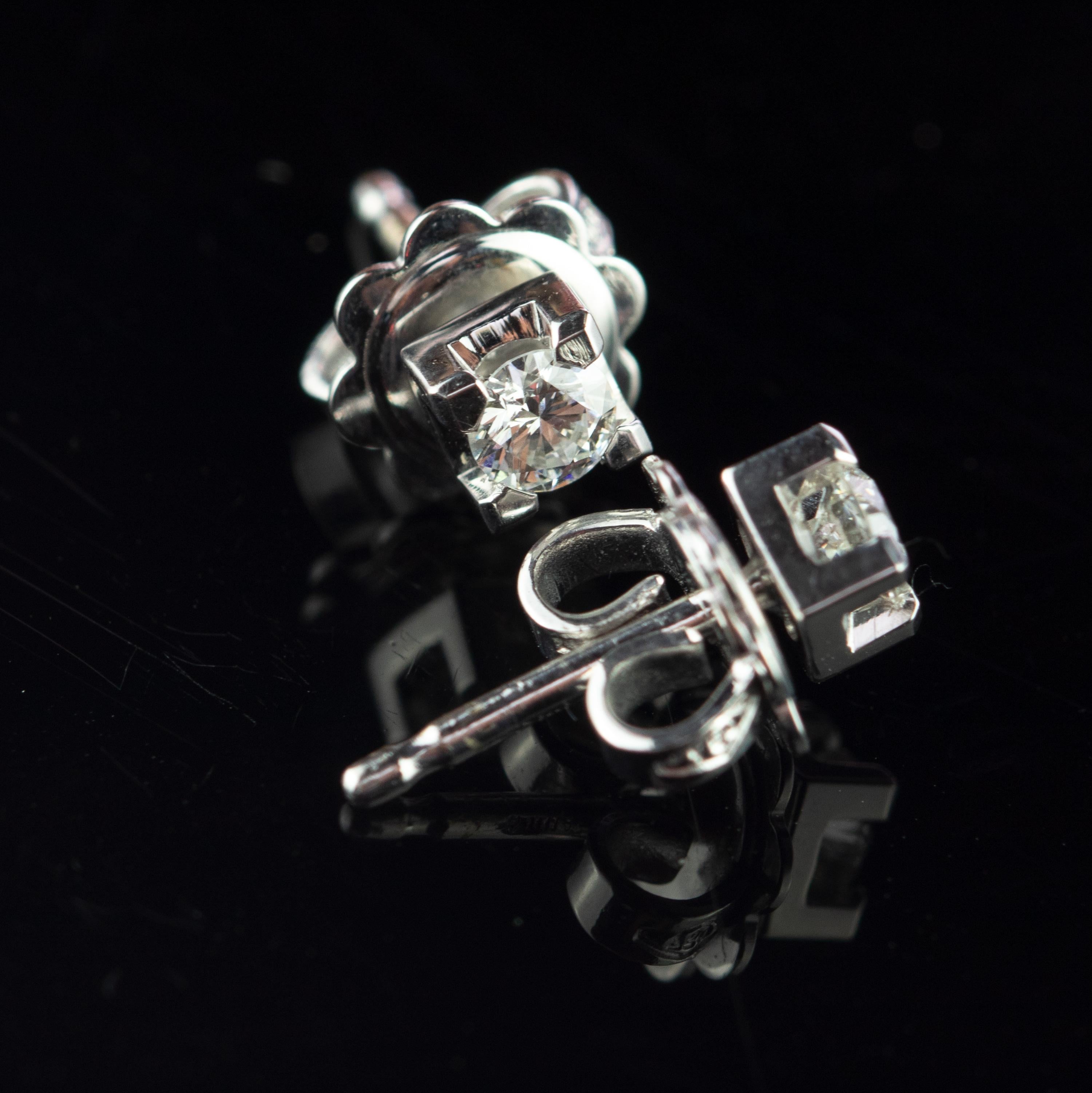 Intini Jewels Clous d'oreilles en or blanc 0,27 carat avec diamant point de lumière, fabrication artisanale Pour femmes en vente