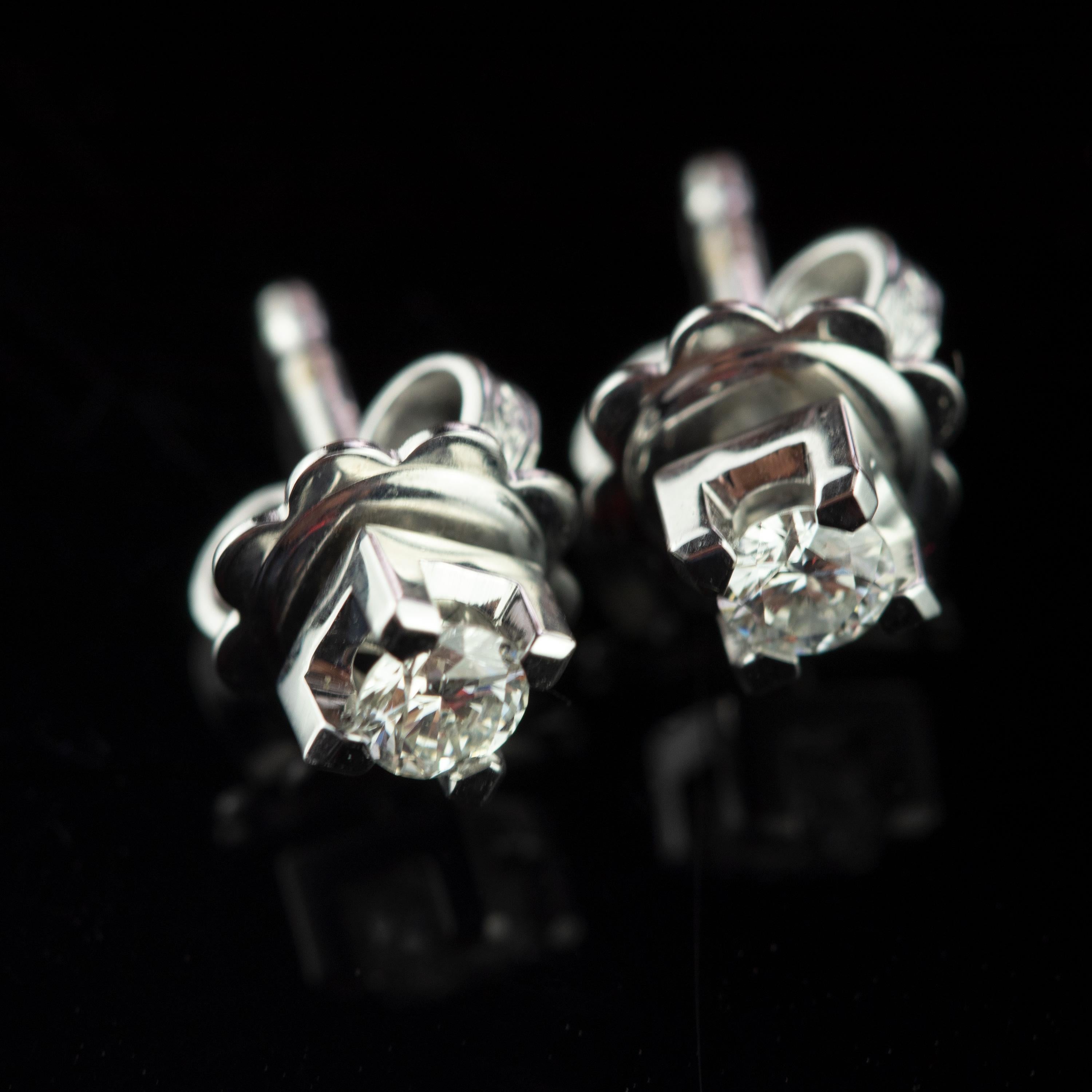 Intini Jewels Clous d'oreilles en or blanc 0,27 carat avec diamant point de lumière, fabrication artisanale en vente 2