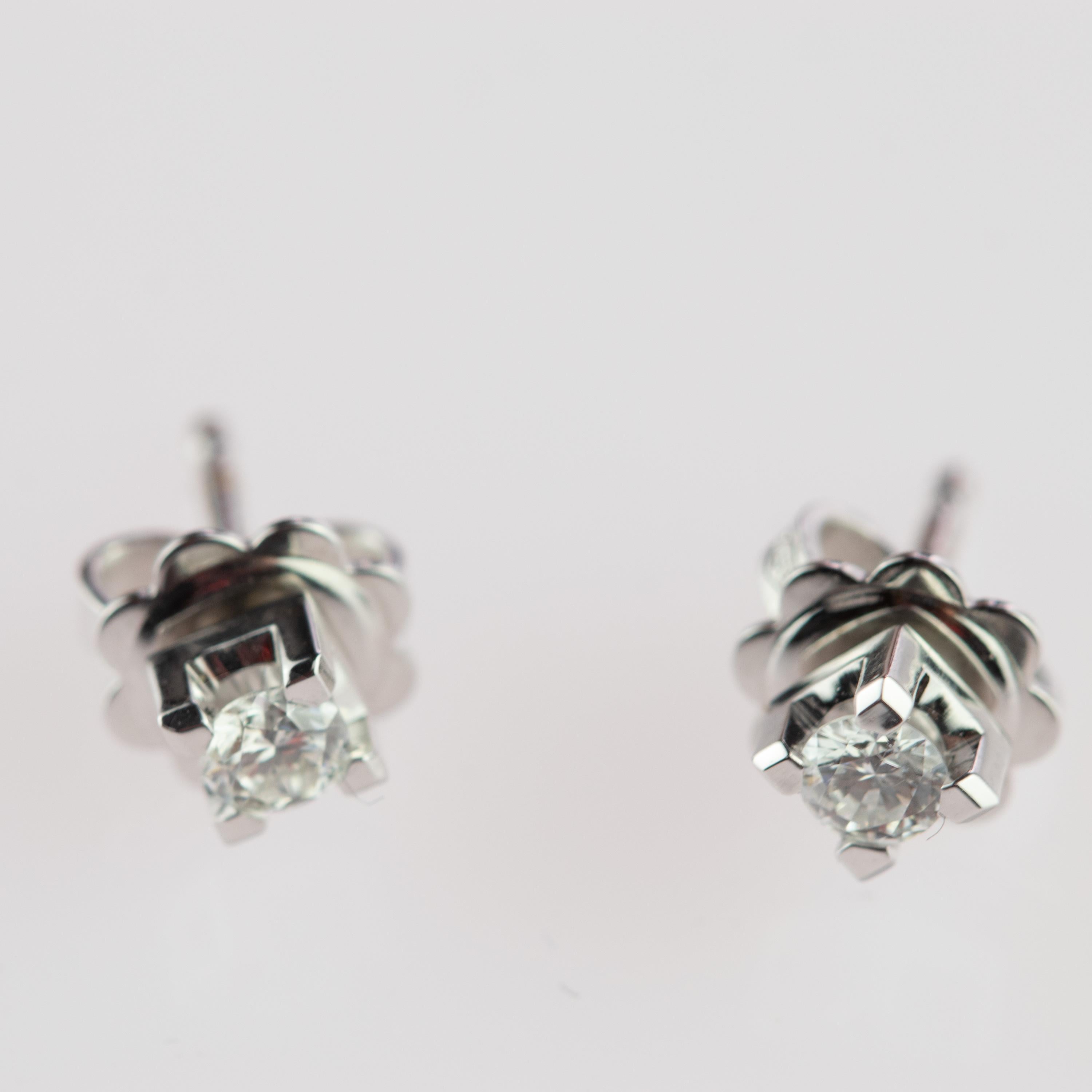 Intini Jewels Clous d'oreilles en or blanc 0,27 carat avec diamant point de lumière, fabrication artisanale en vente 3