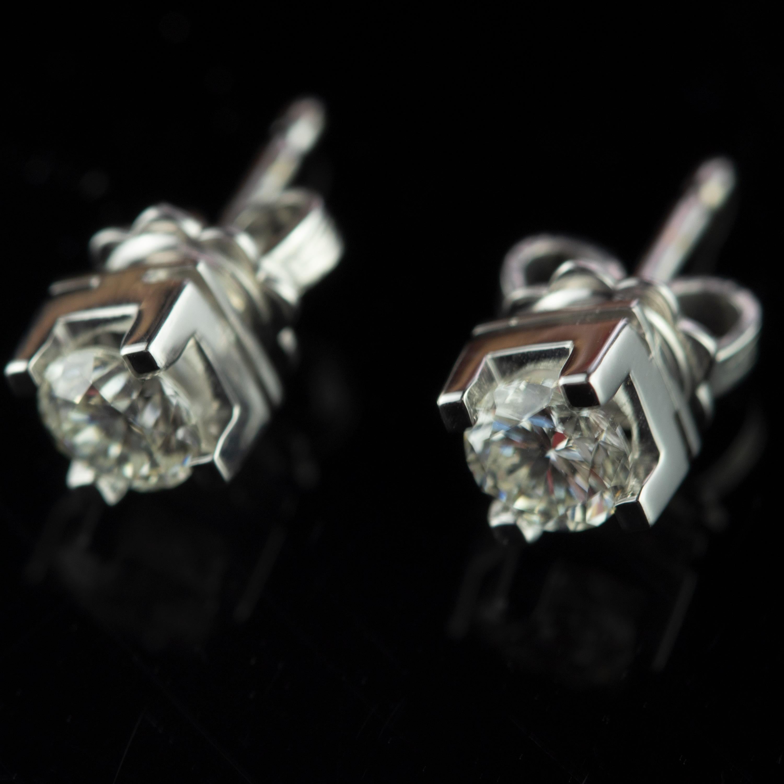 Superbes et magnifiques boucles d'oreilles carrées en diamant point de lumière. Ce bijou épique est un exemple exceptionnel de qualité et d'artisanat royal italien. Un impressionnant carré en or blanc 18 carats et diamant naturel de 1 carat.
 
Ces