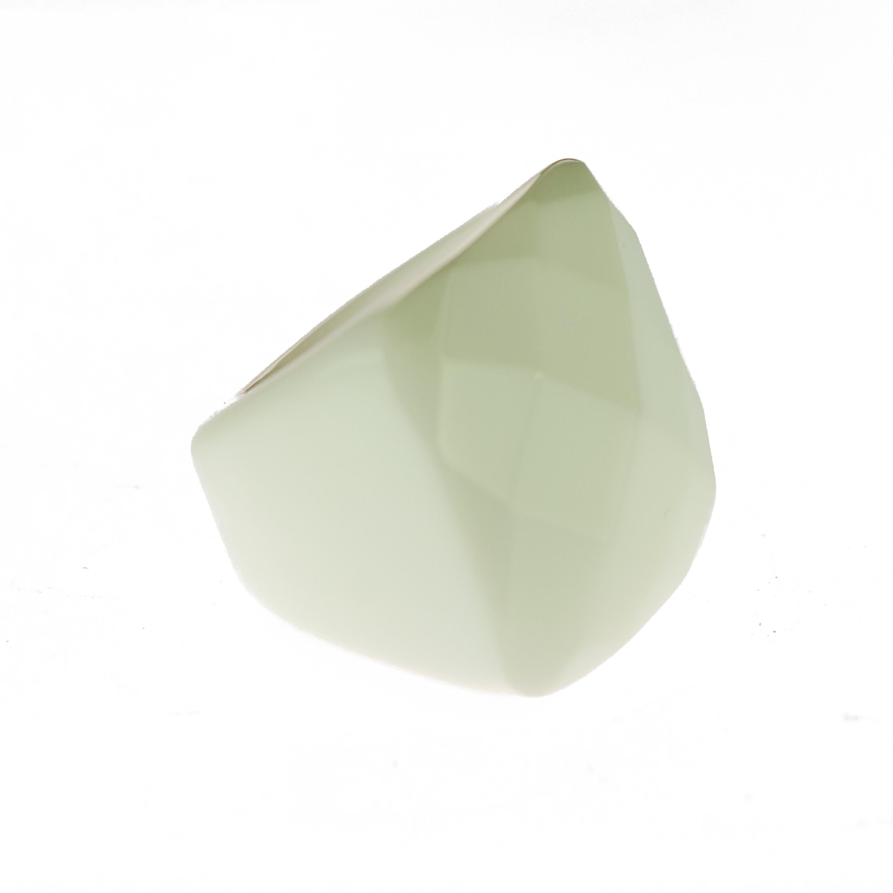 bullet?
Delight yourself with a luminous handmade jewelry, a white agate ring perfect for an enigmatic night. A modern piece full of light and luxury. A simple touch of elegance that will decorate your hand with glamour and uniqueness. A pyramid and
