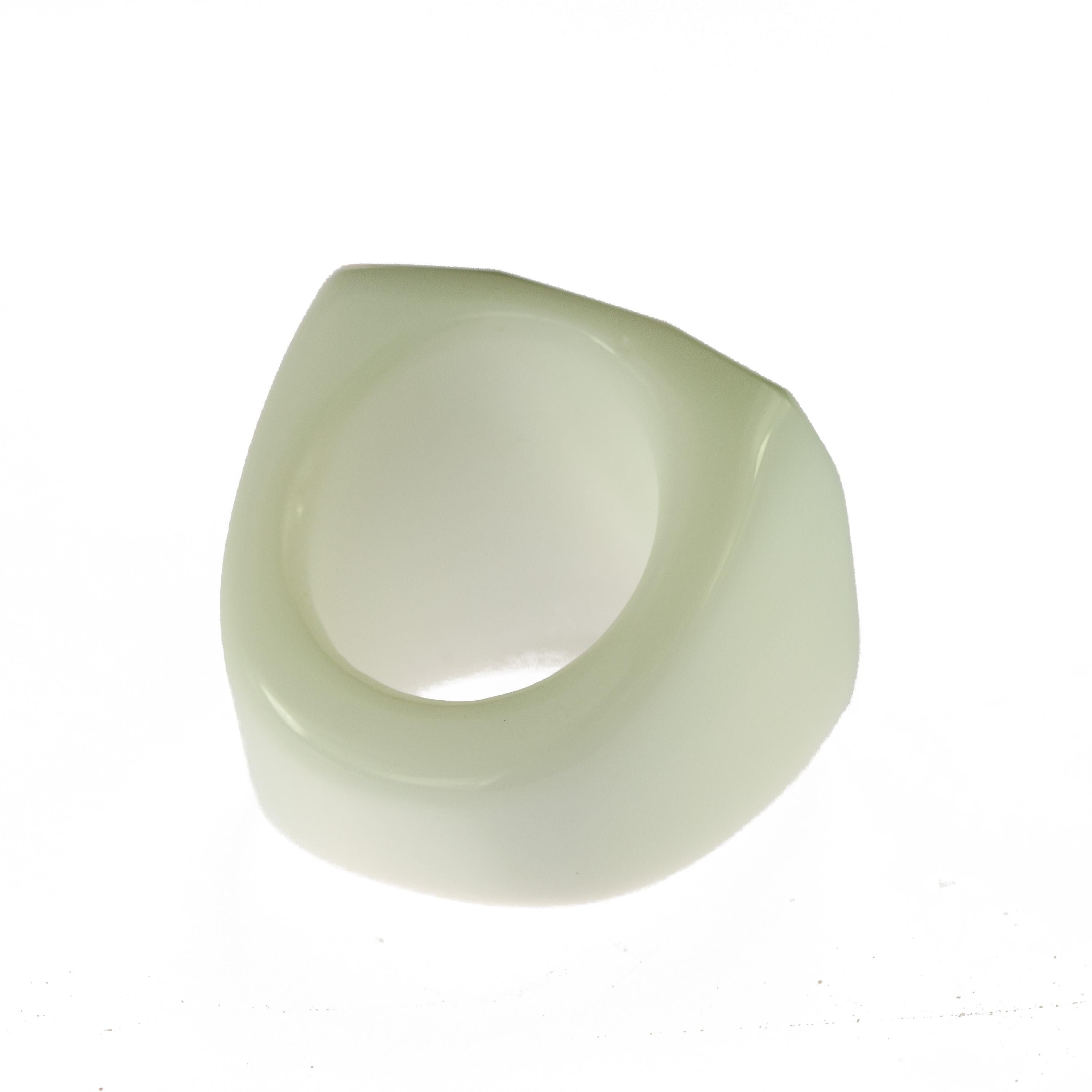 Taille mixte Intini Jewels Bague cocktail rigide en agate pyramidale blanche de style Art Déco faite à la main en vente