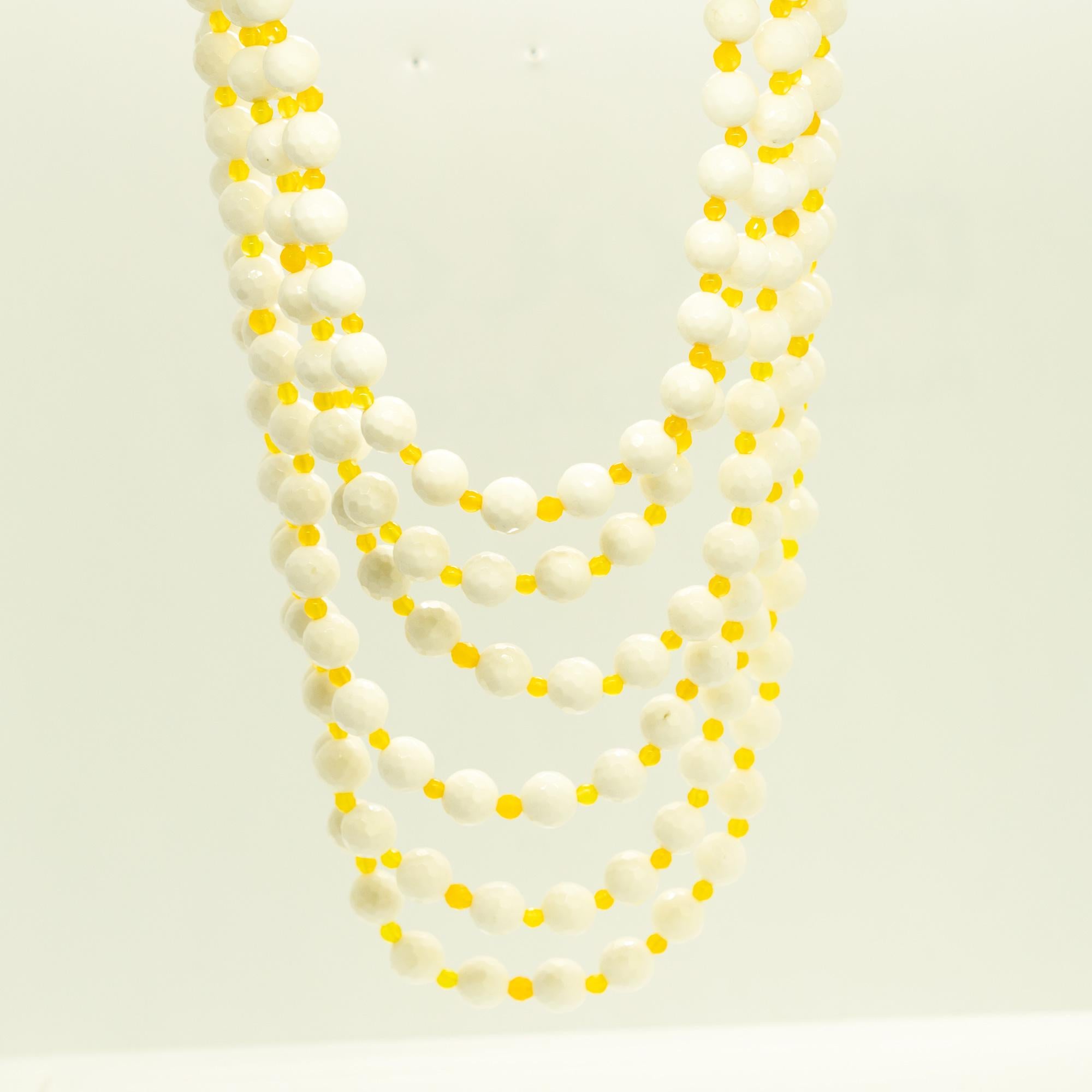 Un'eleganza senza tempo per una collana multifilo dal pezzo unico, con gemme preziose di altissima qualità, incastonate in un design che esalta l'eleganza e la combinazione di colori dei materiali.

- Chiusura in argento 925
- Agata bianca