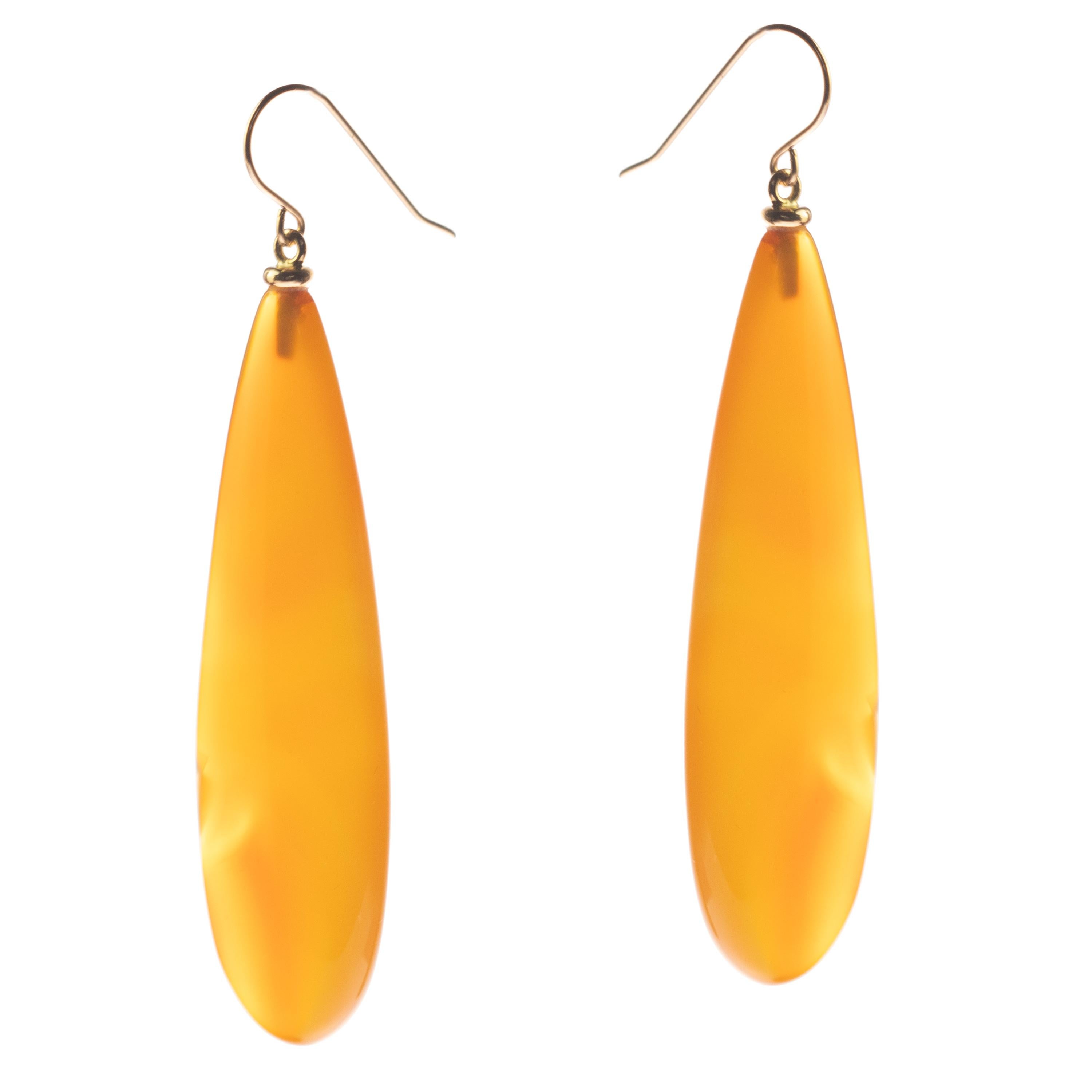 Boucles d'oreilles en agate orange, fraîches et jeunes. Tenu par un or jaune 18 carats qui recrée un bijou élégant pouvant mettre en valeur n'importe quel look. La touche parfaite pleine de modernité avec un design en forme de larme et de