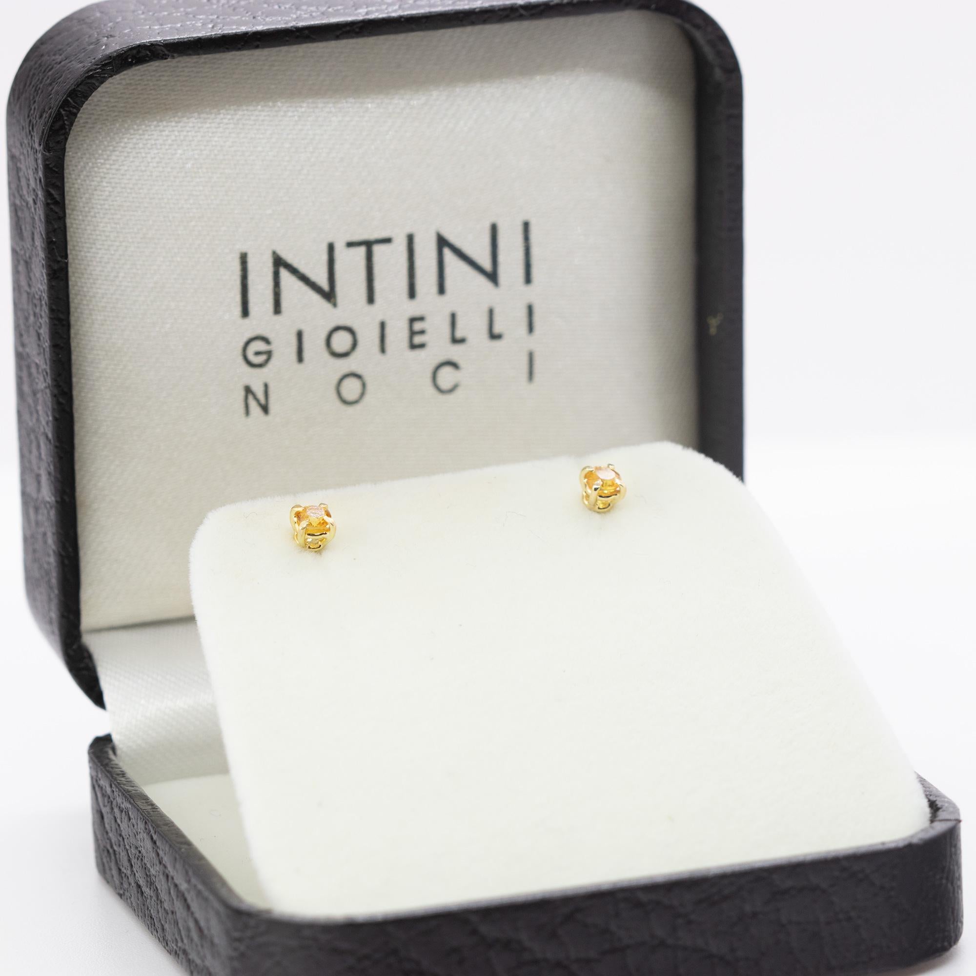 Un design délicat avec des couleurs claires pour une ambiance fraîche dans un élégant point de lumière clair. Saphirs jaunes taillés en brillant, embellis par de l'or blanc 18 carats. D'une taille parfaite, il remplira de lumière le sourire de ceux