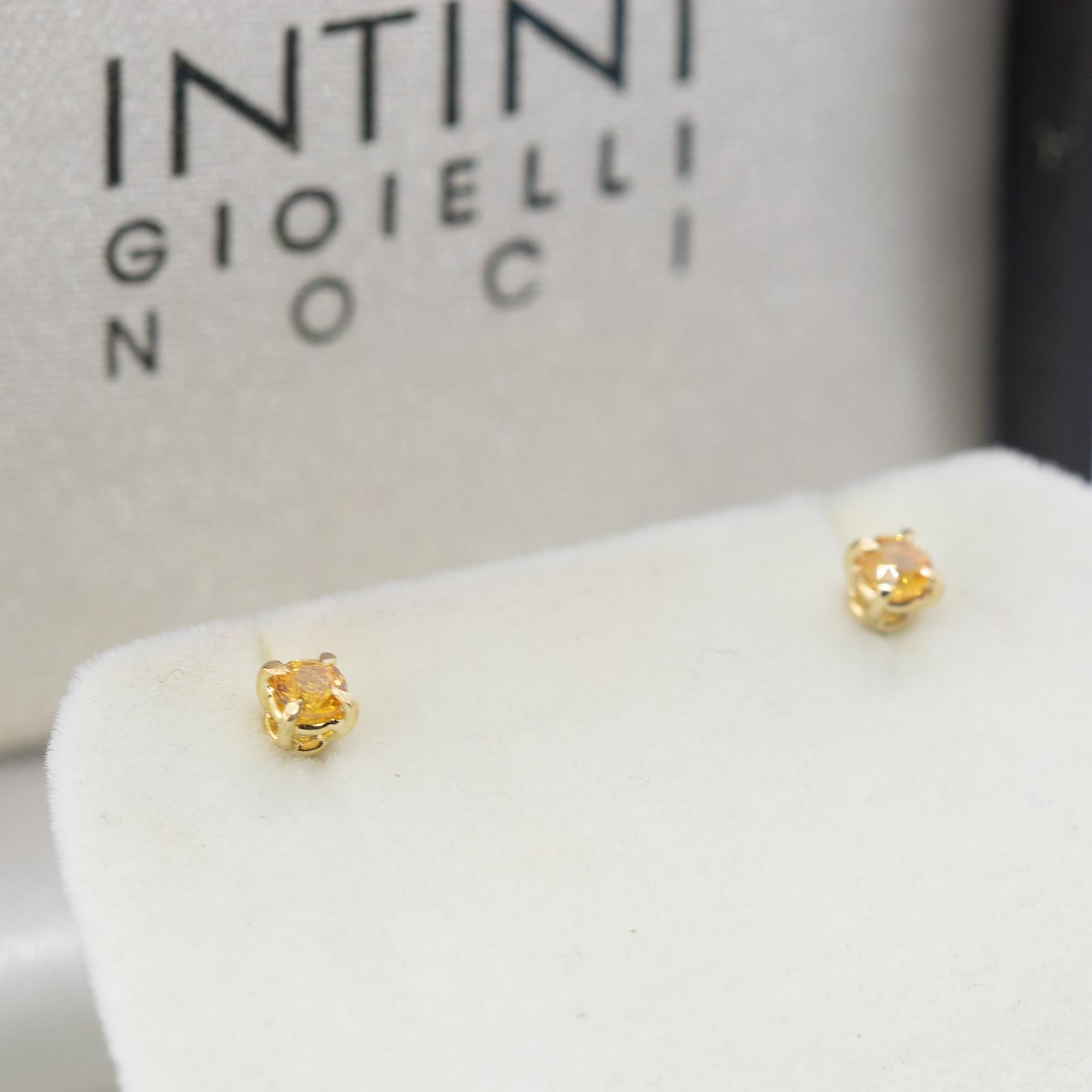 Artiste Clous d'oreilles cocktail Intini Jewels en or 18 carats et saphirs jaunes, faits à la main en vente