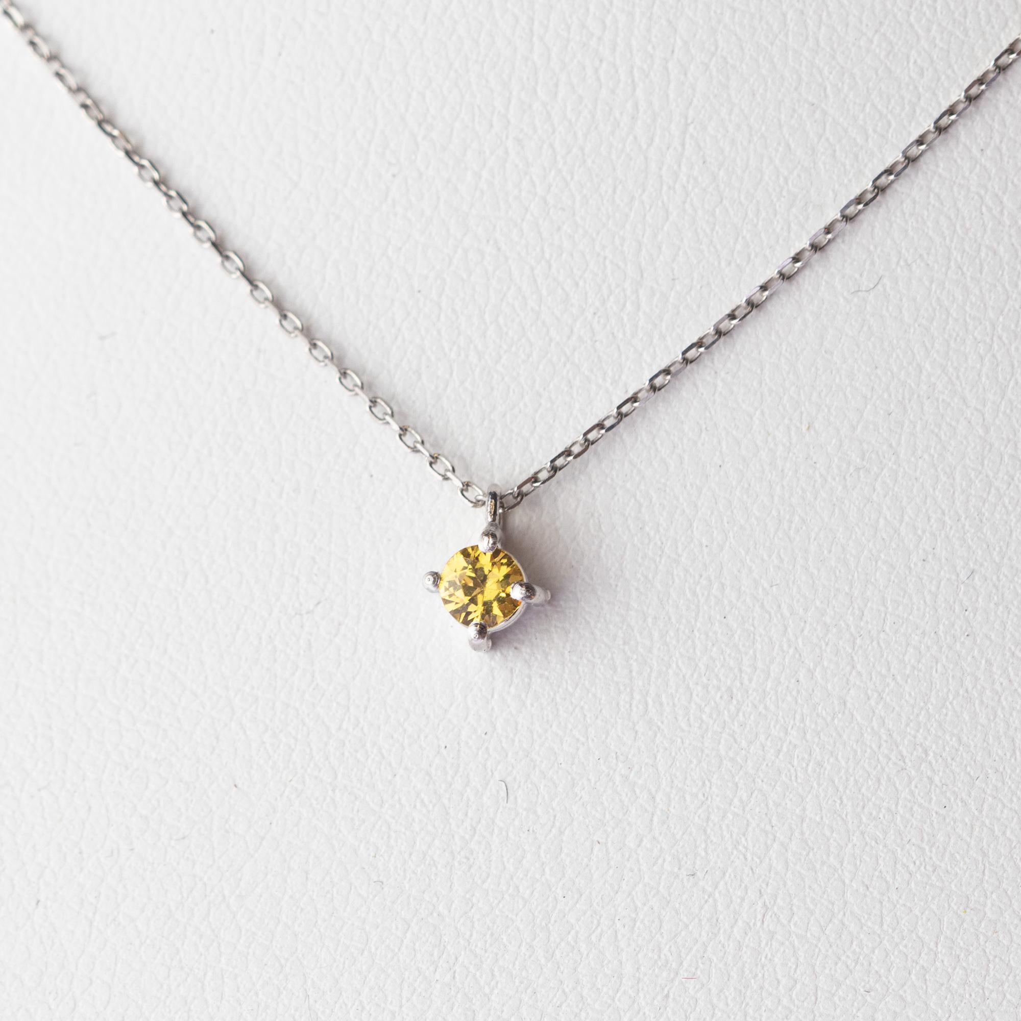 Minimalistische Halskette aus 18 Karat Weißgold mit einem schönen gelben Saphir  von 0,25 Karat.  Der perfekte handgefertigte Schmuck für eine unvergessliche Cocktailnacht.
 
Der gelbe Saphir steht für göttliche Anmut und Macht. Er gilt als einer
