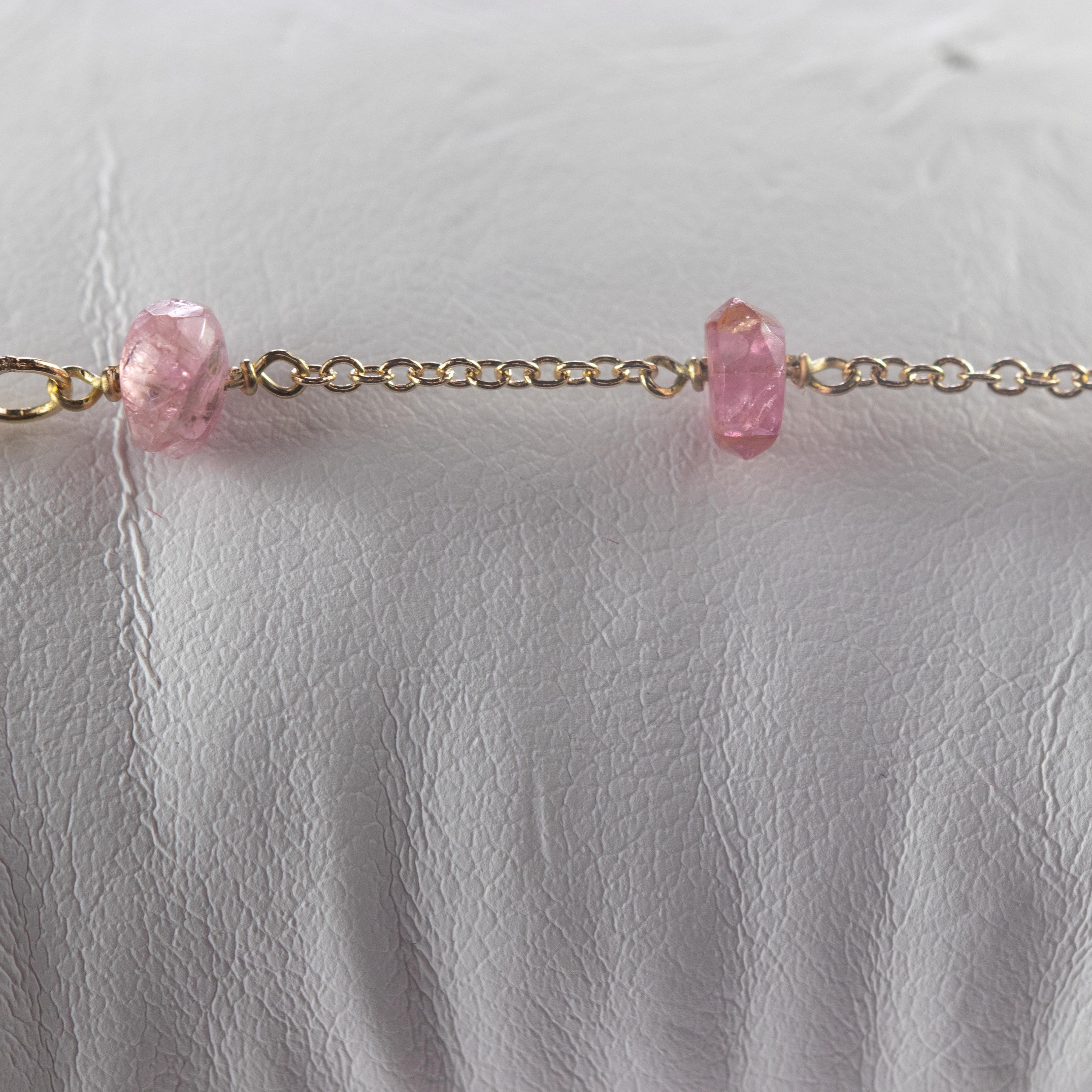 Intini Jewes Bracelet jonc arc-en-ciel coloré avec chaîne en plaqué or et rondelles de tourmaline en vente 4