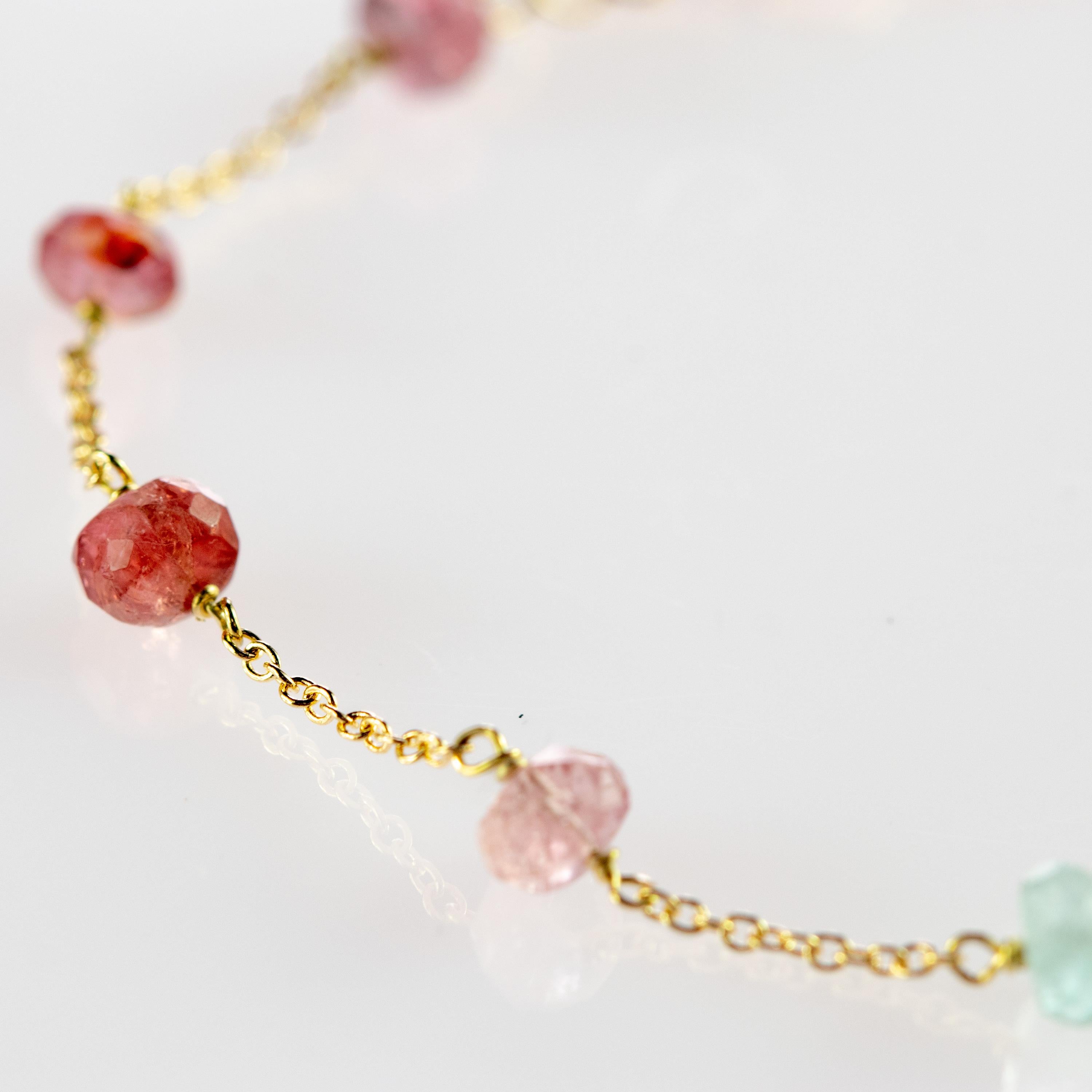 Intini Jewes Bracelet jonc arc-en-ciel coloré avec chaîne en plaqué or et rondelles de tourmaline en vente 2