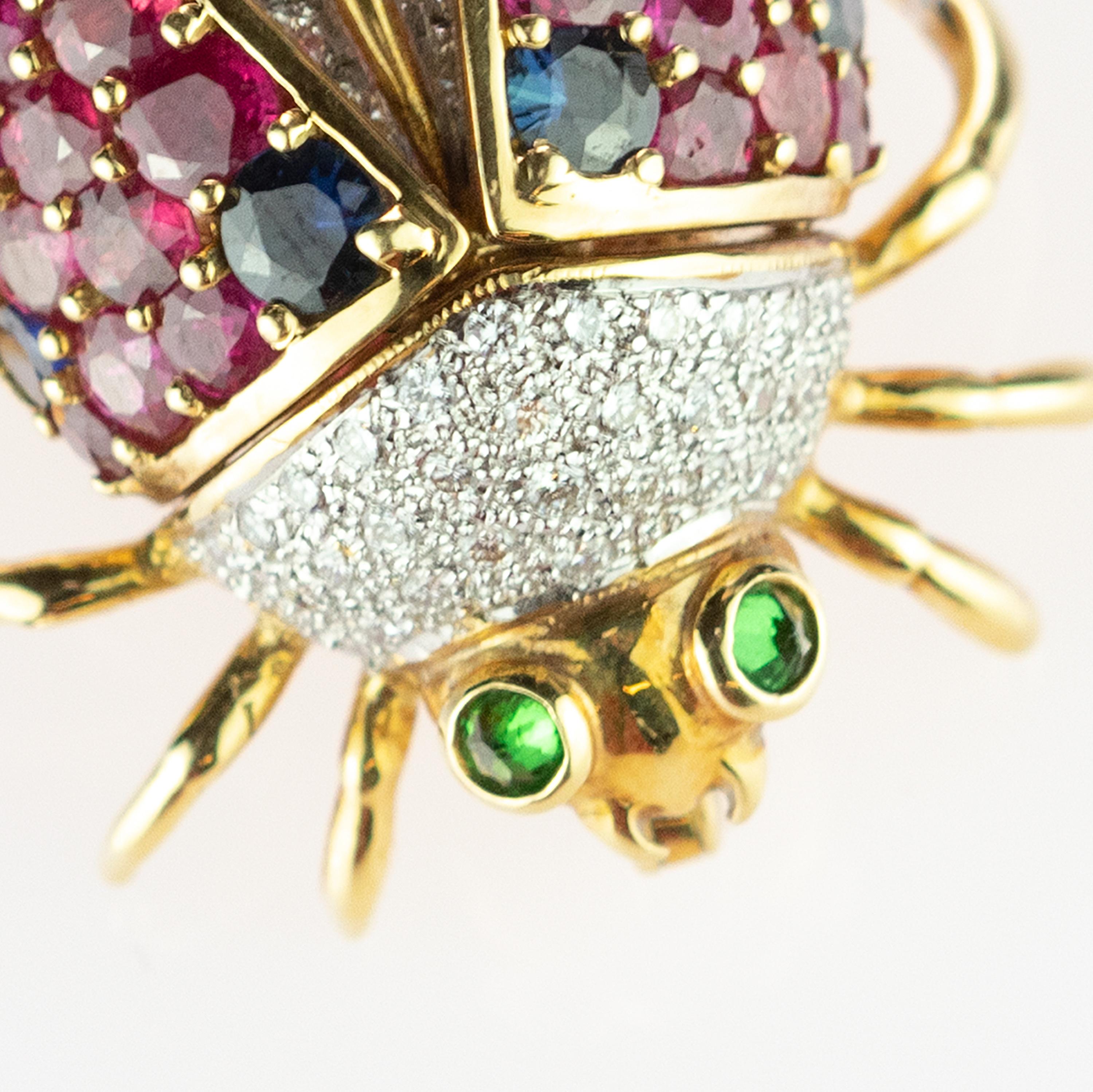 Lucky and glorious brooch in a Ladybug shape embellished with a diamond pave of 0.92 carats over 90 gems and surrounded by 18 karat yellow gold feet and antennas. The well-known and very sophisticated red wings are decorated by 32 rubies for a total