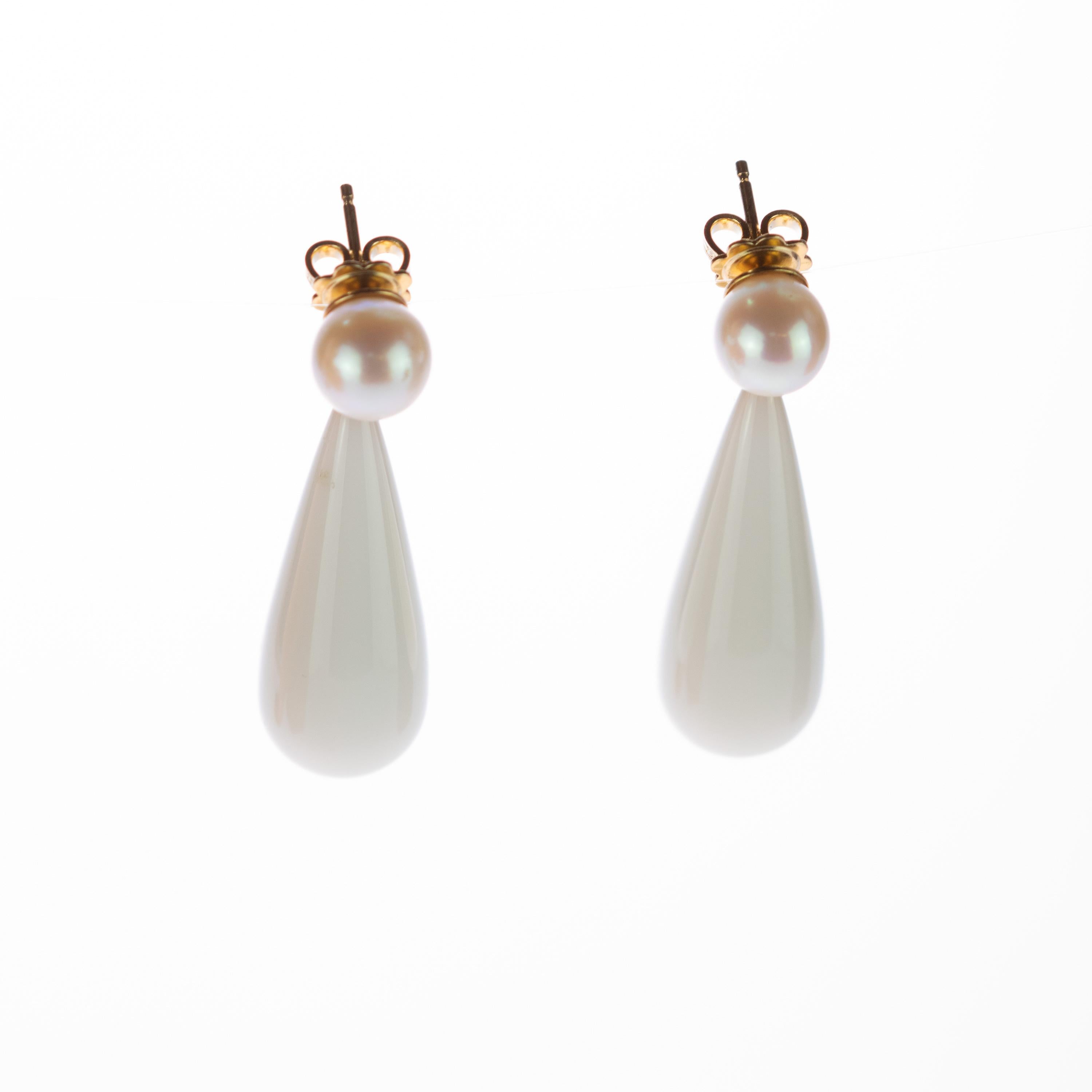 Get involved in the design and purity of these white agate and freshwater pearl earrings. Our experienced Italian jewellery designers succeed in creating quality and uniqueness in one pear-shaped and bold peace with 18 karat yellow gold earrings.
