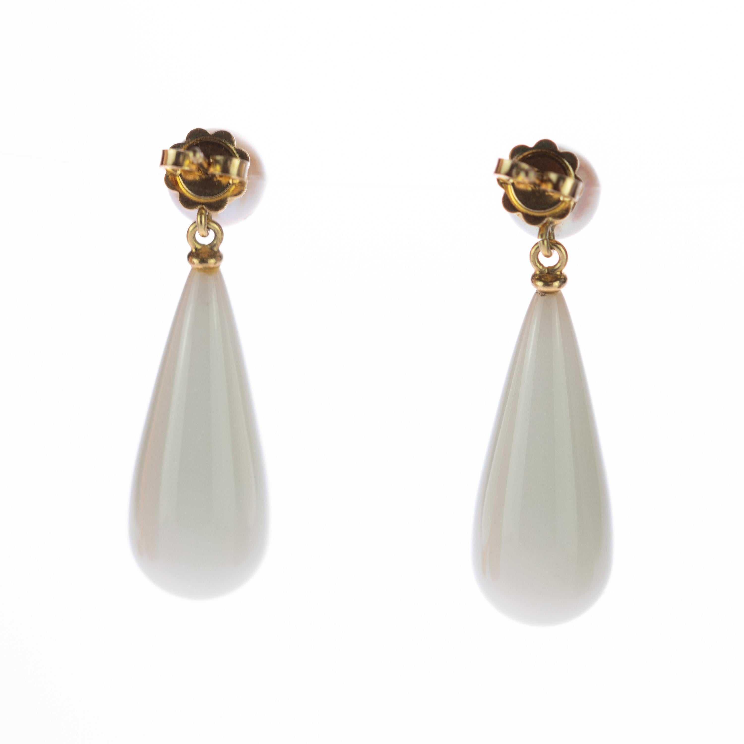 Intini Boucles d'oreilles audacieuses en or jaune 18 carats avec agate blanche et perles d'eau douce en forme de poire Neuf - En vente à Milano, IT