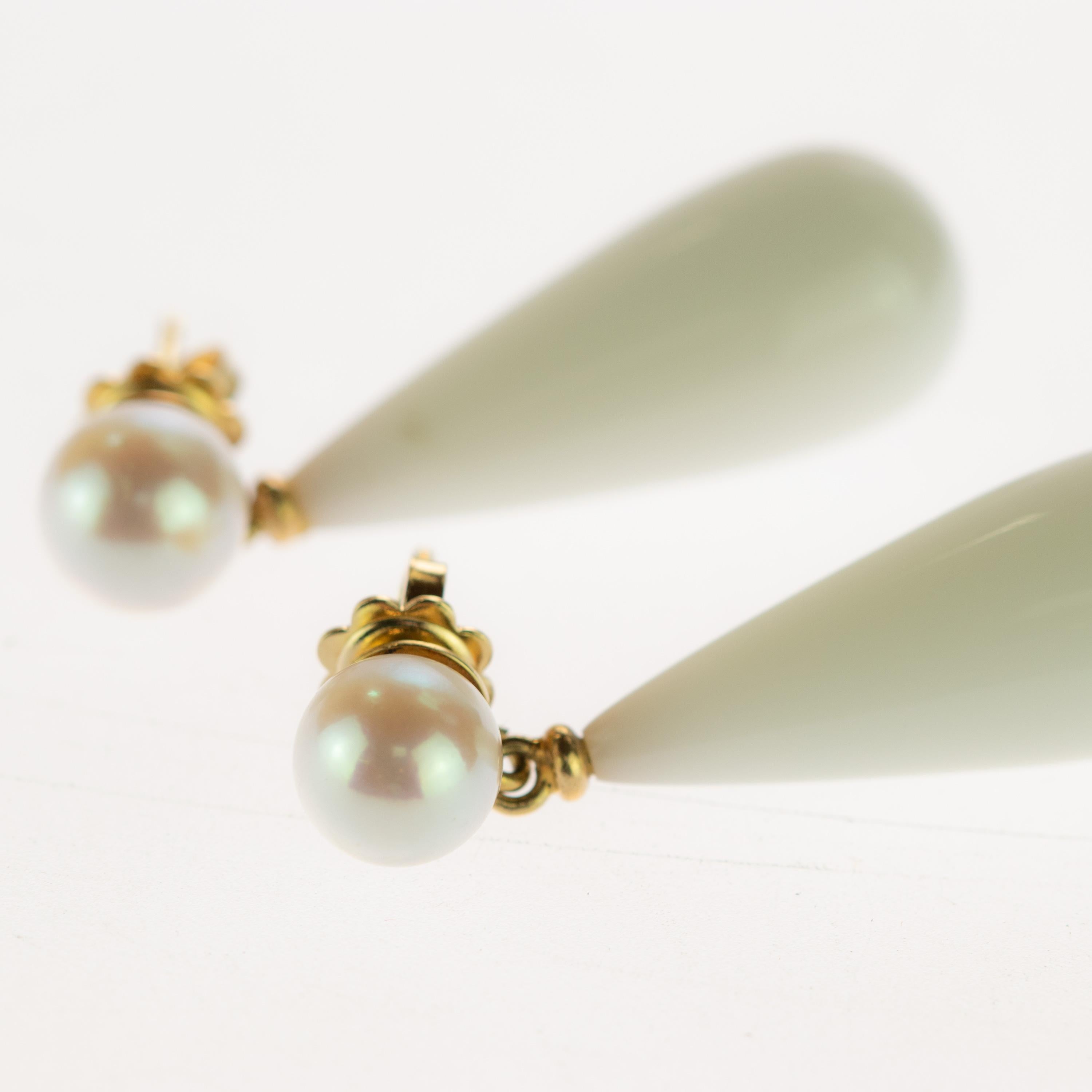 Art Nouveau Intini White Agate Freshwater Pearl 18 Karat Yellow Gold Pear Bold Earrings For Sale