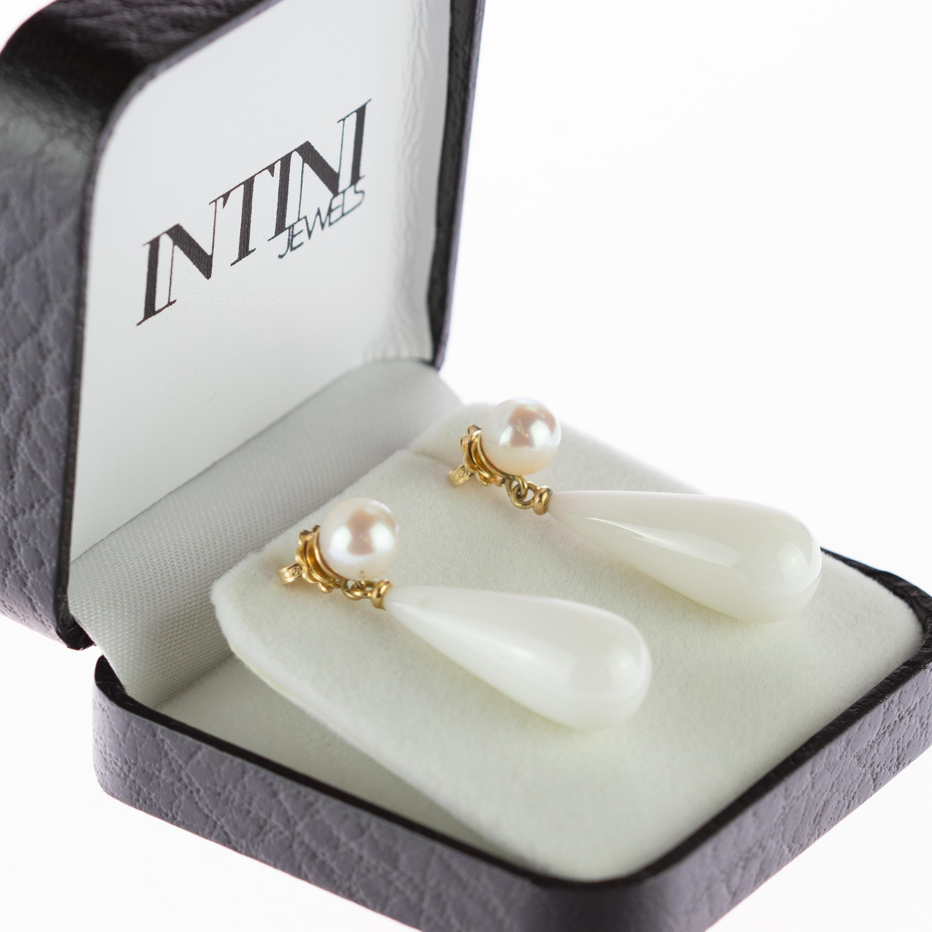 Intini White Agate Freshwater Pearl 18 Karat Yellow Gold Pear Bold Earrings In New Condition For Sale In Milano, IT