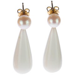 Orecchini a pera Intini in agata bianca con perle d'acqua dolce in oro giallo 18 carati