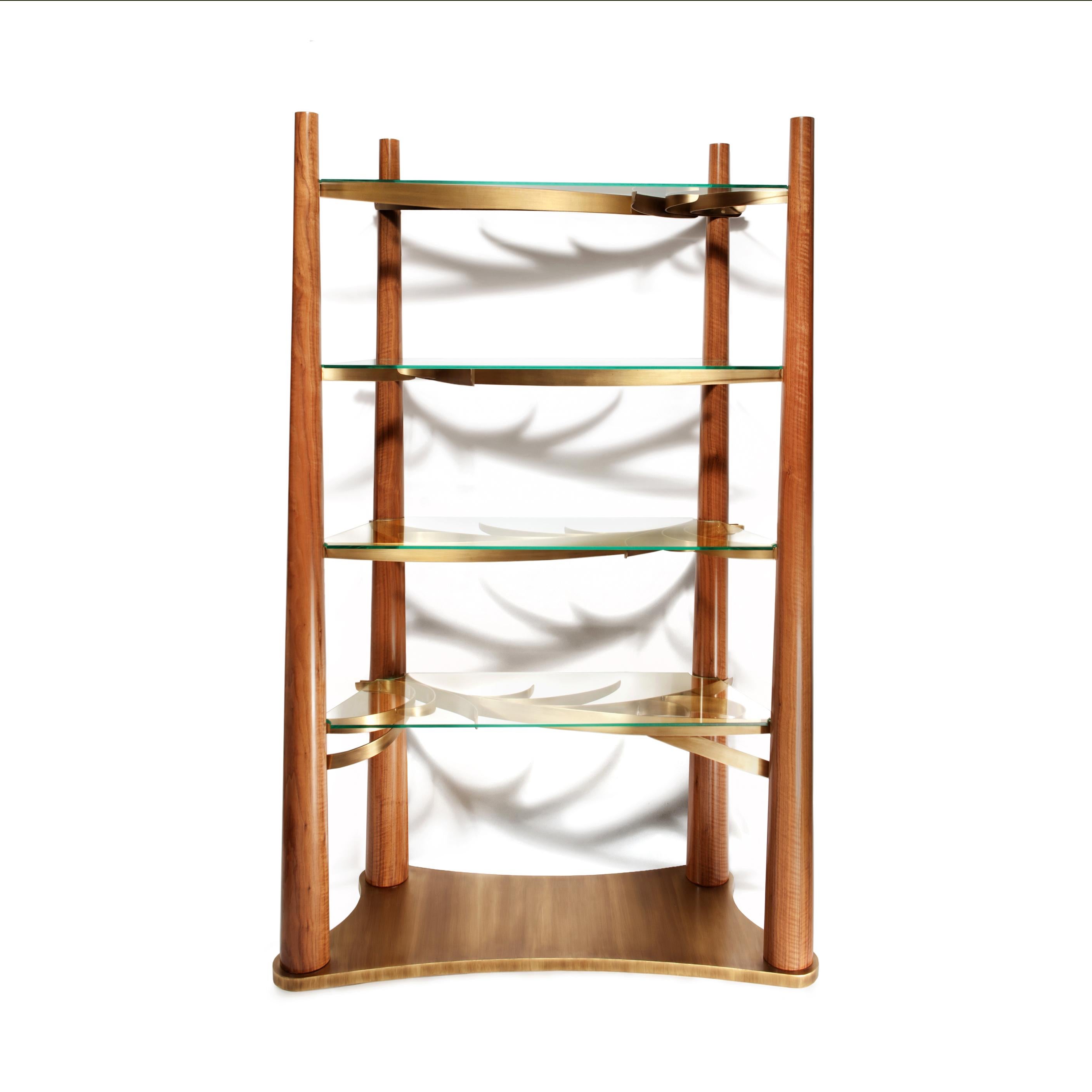 Una lunga passeggiata in una foresta svedese, sotto i rami intrecciati di enormi alberi, è stata l'ispirazione della splendida libreria Into the Wood.
I Wood sono catturati dall'elegante forma dell'unica libreria in cui gli elementi verticali in