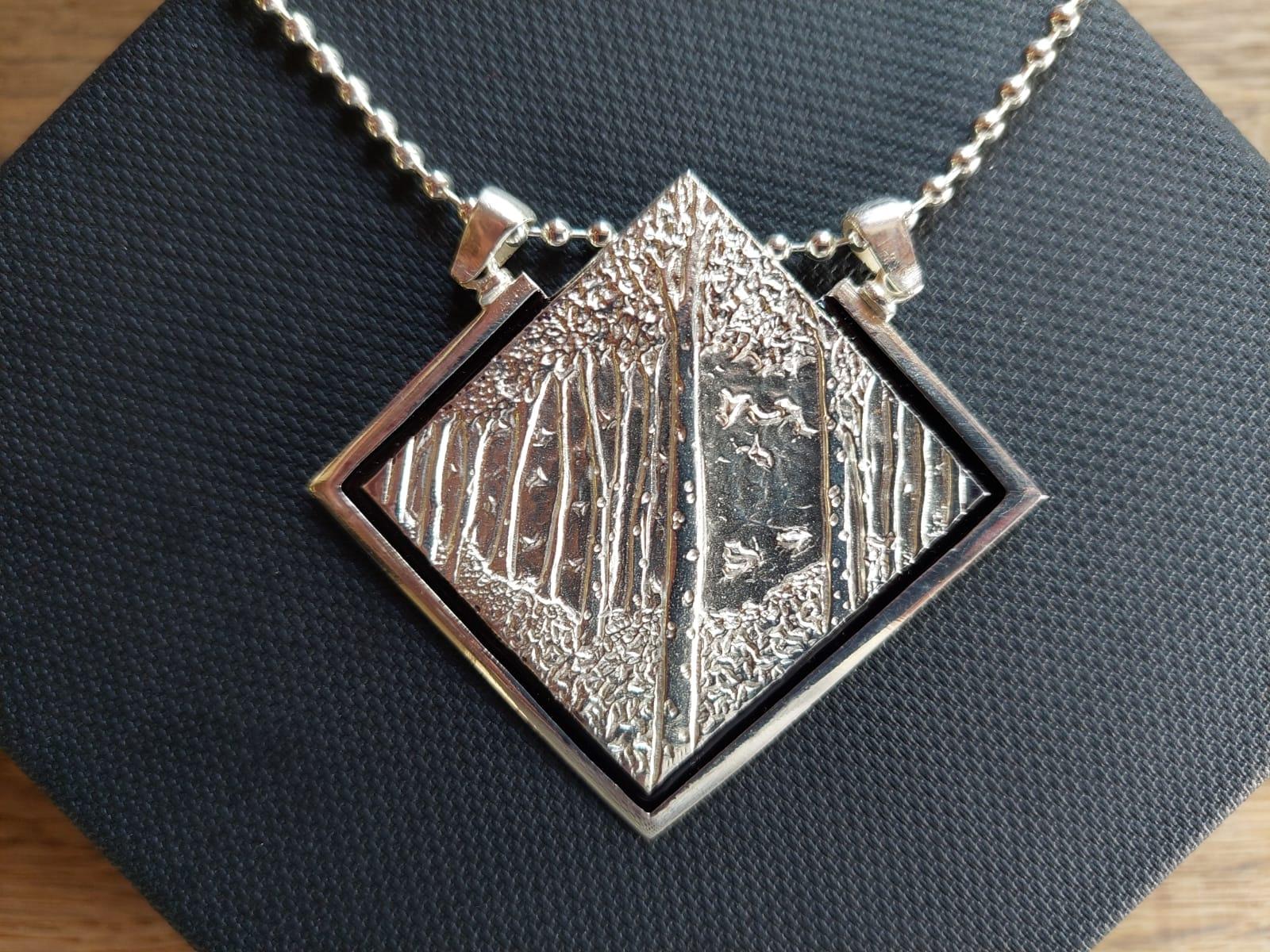 Colgante Into the Woods Plata, Plata de ley, Hecho a mano, Italia en Nuevo estado para la venta en Firenze, IT