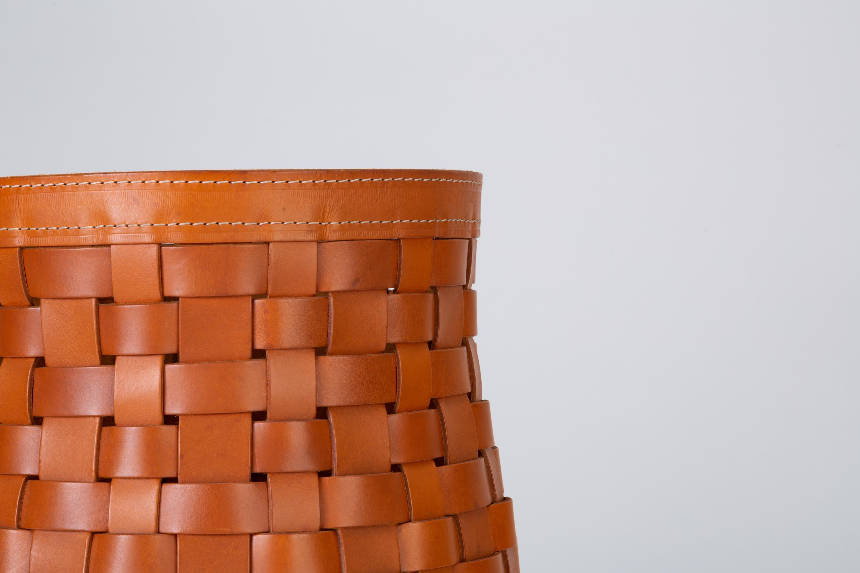 “Intrecci” Round Basket in Woven Leather by Arte Cuoio & Triangolo 2