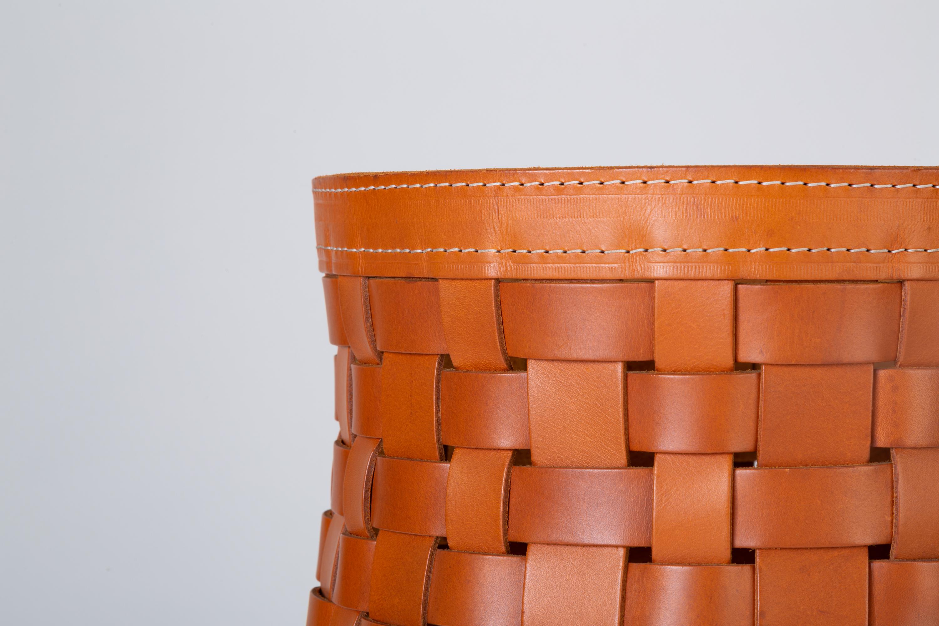 “Intrecci” Round Basket in Woven Leather by Arte Cuoio & Triangolo 3