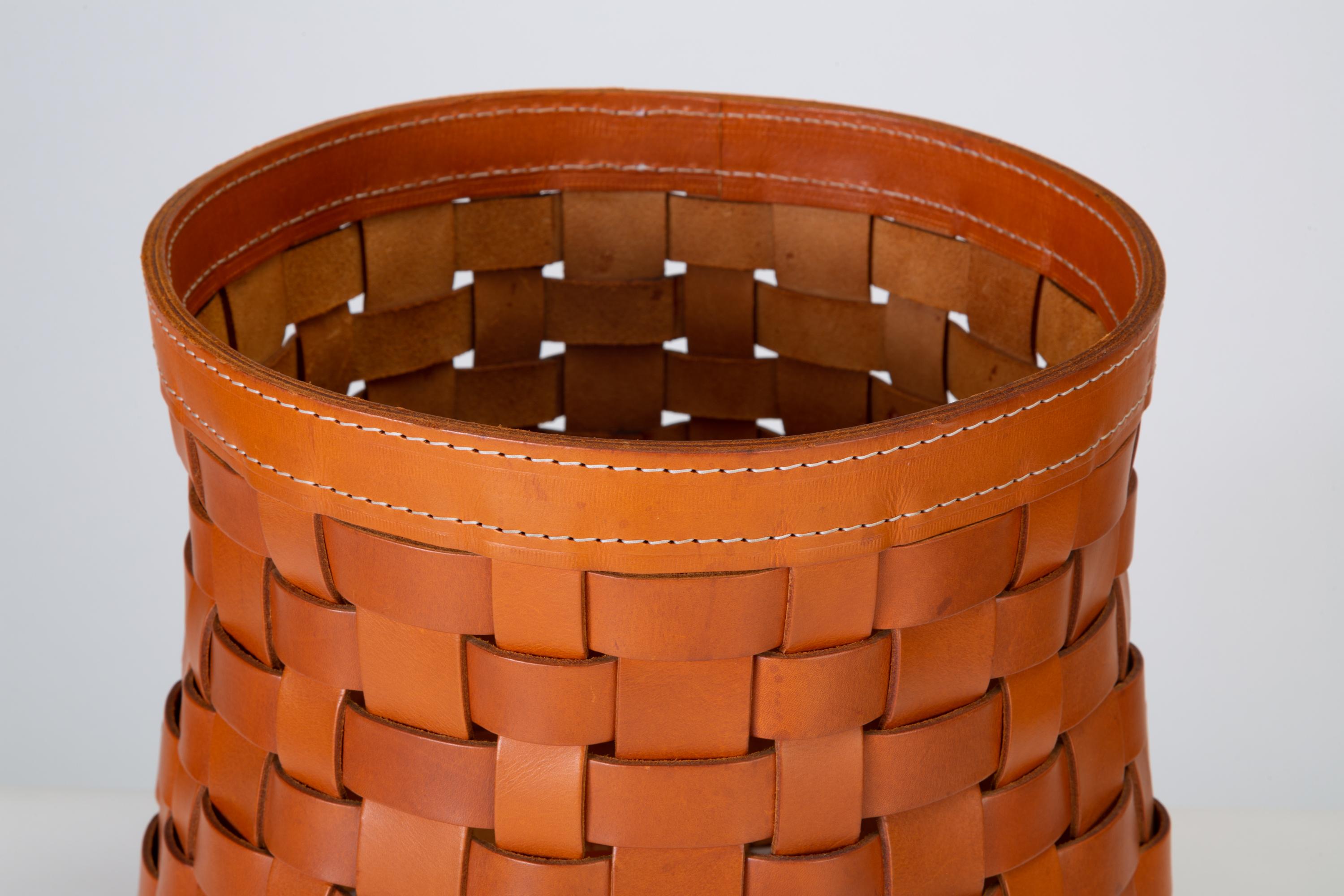 “Intrecci” Round Basket in Woven Leather by Arte Cuoio & Triangolo In Good Condition In Los Angeles, CA