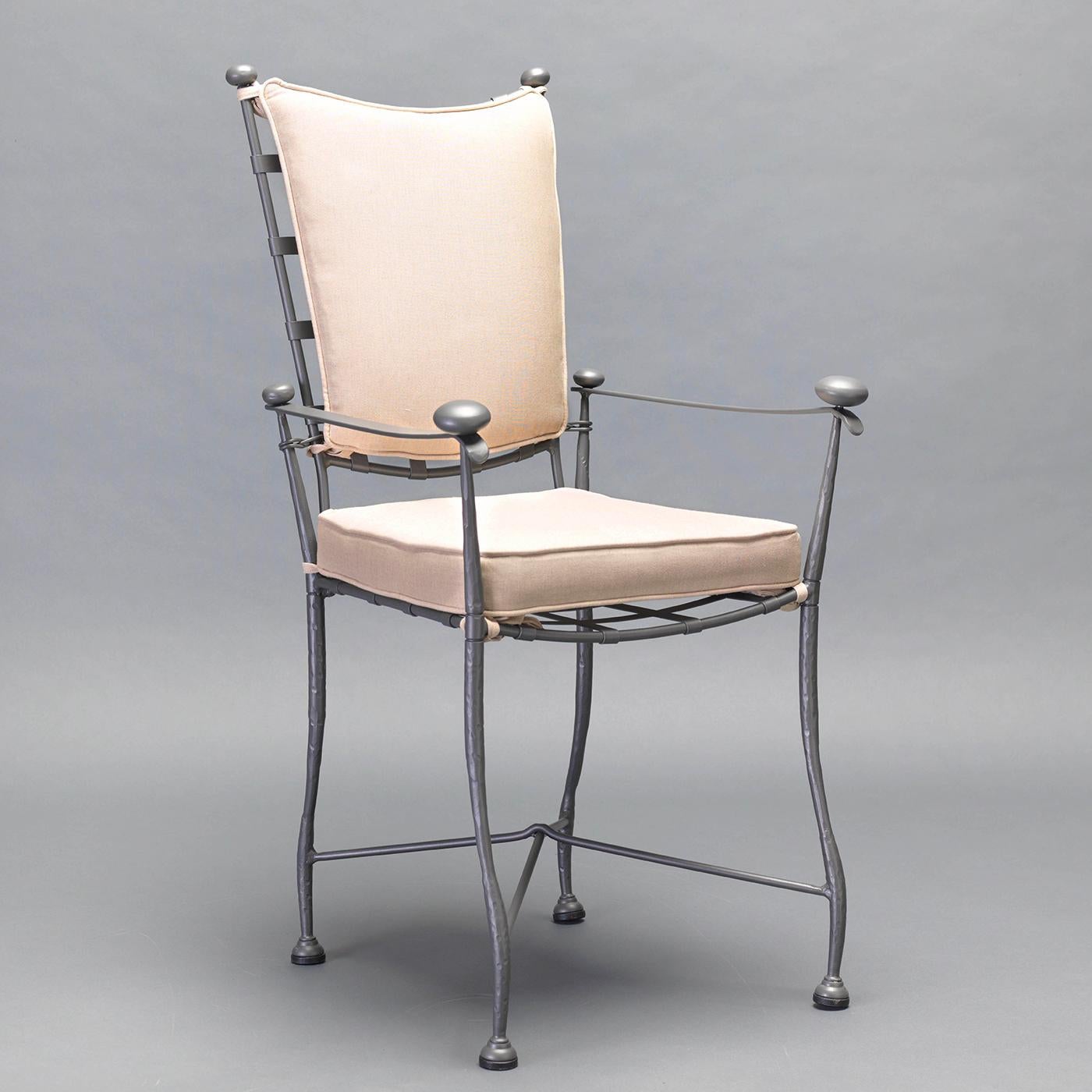 Dieser zeitlose Stuhl verkörpert die rustikal-schicke Eleganz der toskanischen Landschaft. Das vollständig aus geschmiedetem Edelstahl gefertigte Möbelstück besticht durch seine wellenförmigen Beine, die geschwungenen Details an der Vorderseite der