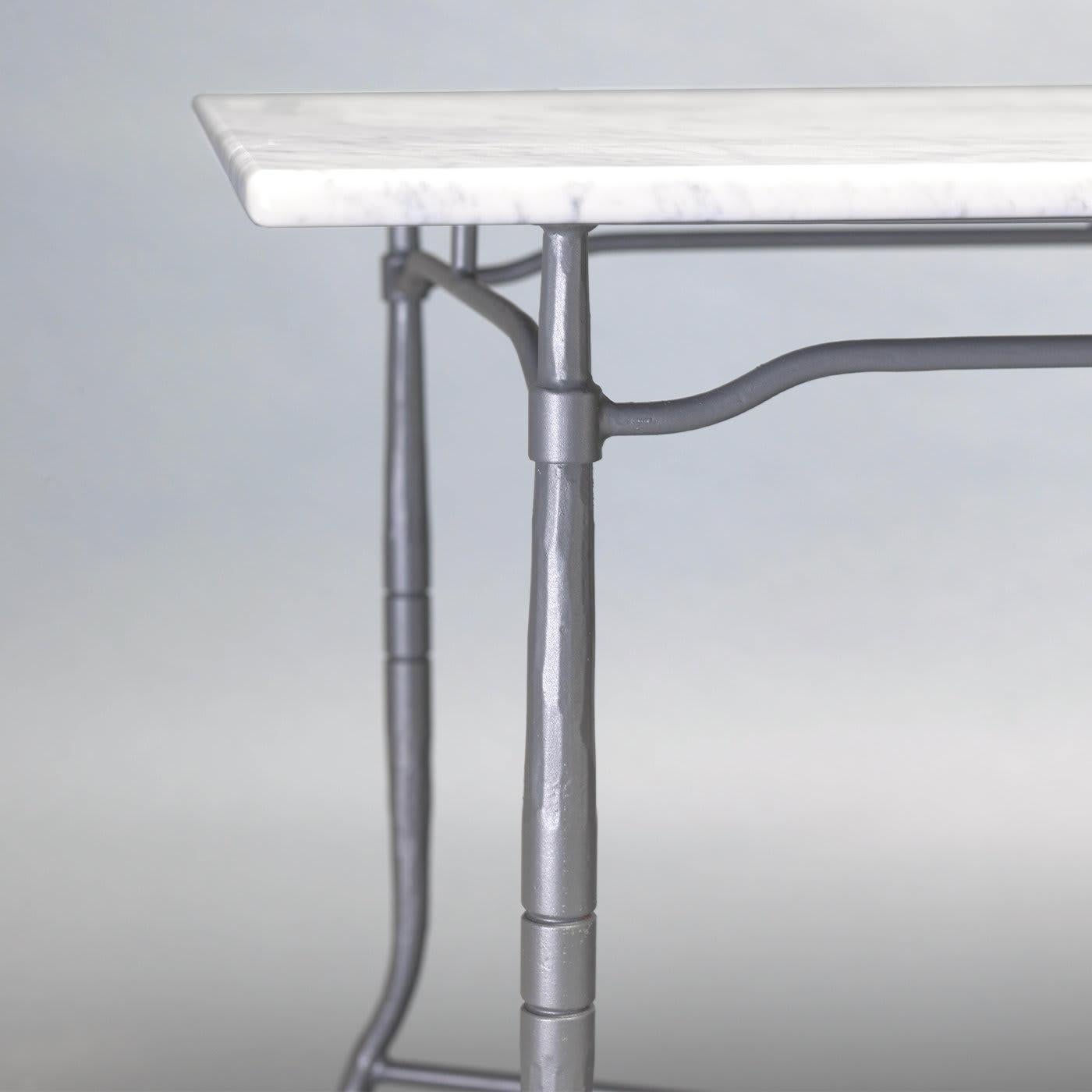 Part of the Intreccio Collection of outdoor furniture, this dining table sports a modern design that will blend perfectly with any existing decor. Practical and elegant, the white Carrara marble top, prized for its natural grey-white veining, is