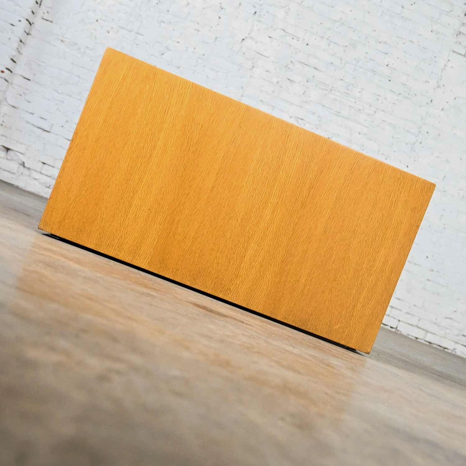 Placage Piédestal d'extrémité ou de table d'appoint cubique en placage de bois Intrex attribué à Paul Mayen en vente