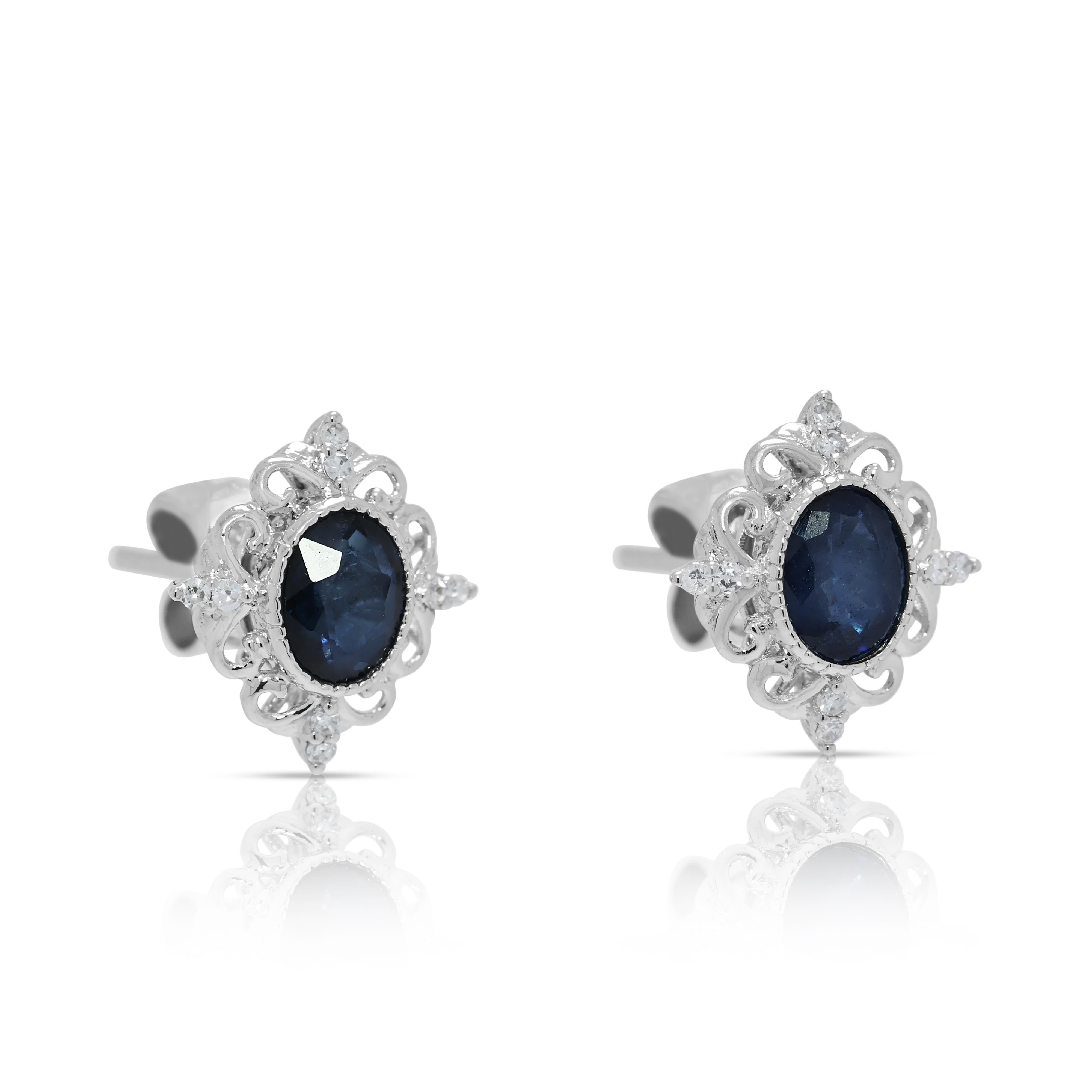 Taglio ovale Intricati orecchini con zaffiro e diamante da 0,41 carati in oro bianco 18 carati in vendita