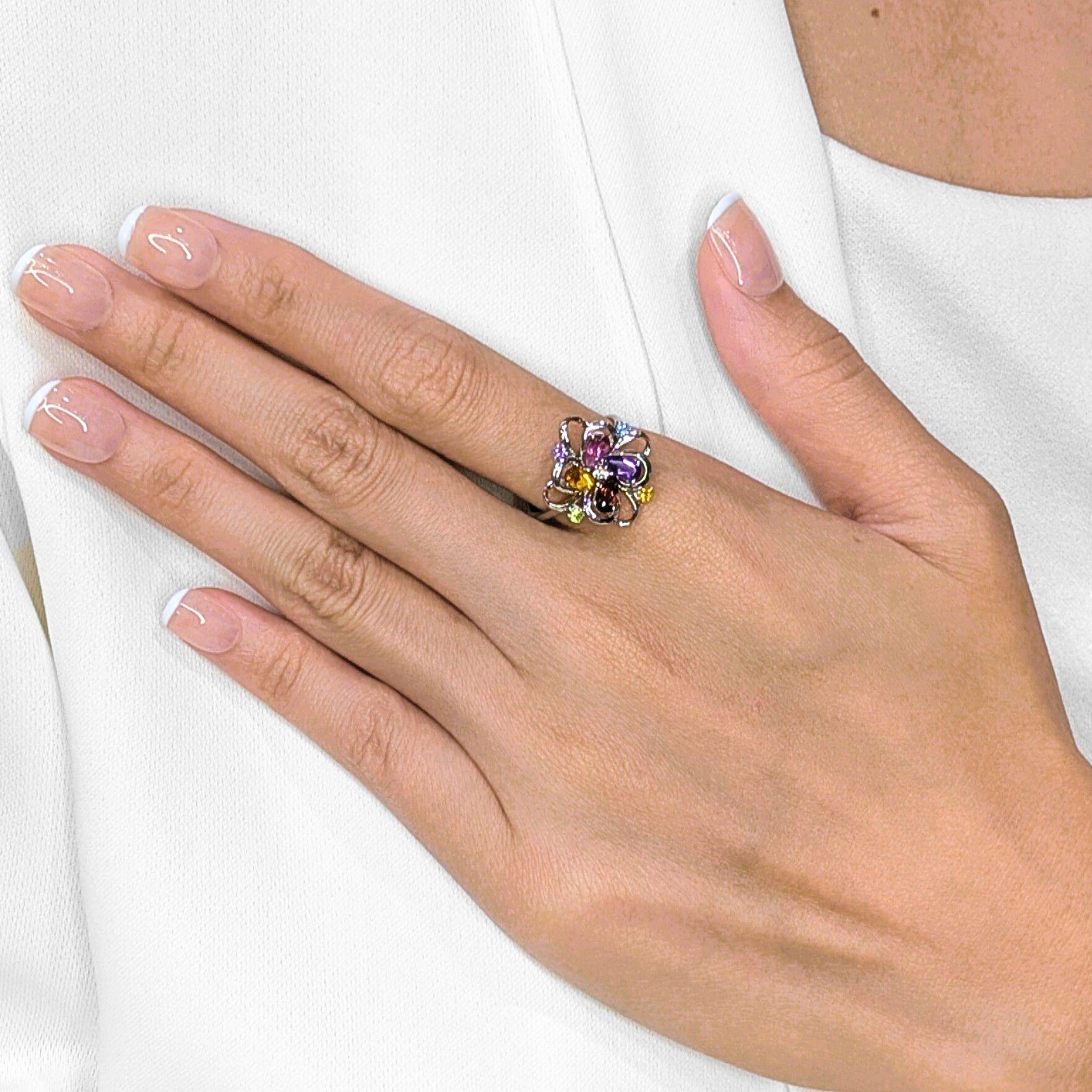 Un design giocoso ma raffinato, questo anello Destinée by Lee Hwa sboccia con colore e brillantezza. Il cuore di questo gioiello è costituito da otto gemme semi-preziose (0,44ct in totale) in forme e tonalità diverse, che formano un vivace motivo