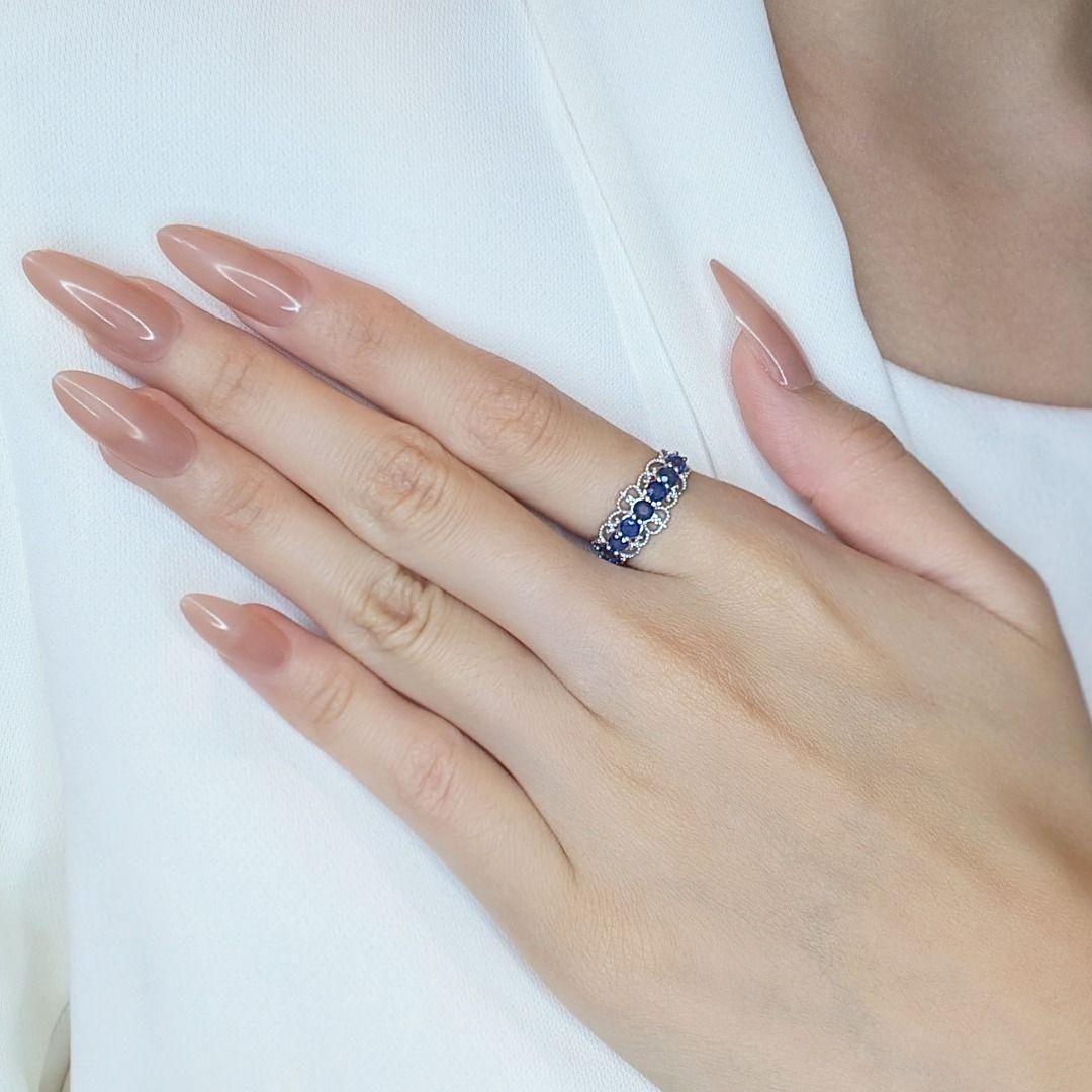 Dieser raffinierte Ring besticht durch sein bezauberndes Design und seine hochwertigen MATERIALIEN durch zeitlose Raffinesse. Er ist aus leuchtendem 18-karätigem Weißgold gefertigt und zeigt 7 runde, brillante Saphire von insgesamt 0,6 Karat, deren