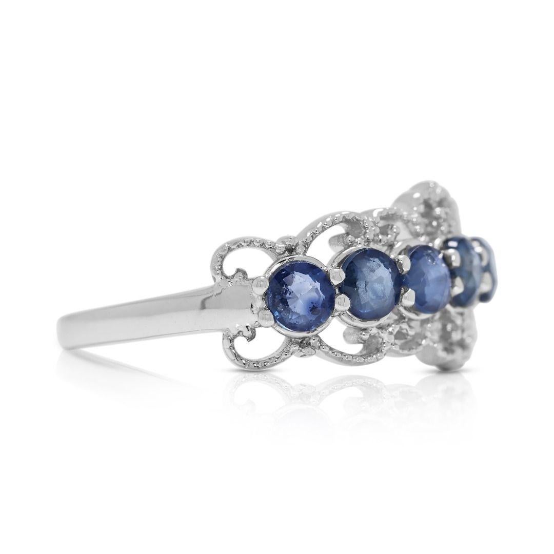 Ring aus 18 Karat Weißgold mit kompliziertem 0,61 Karat Saphir und natürlichen Diamanten (Rundschliff) im Angebot
