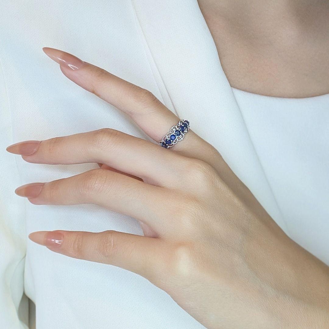 Ring aus 18 Karat Weißgold mit kompliziertem 0,61 Karat Saphir und natürlichen Diamanten Damen im Angebot