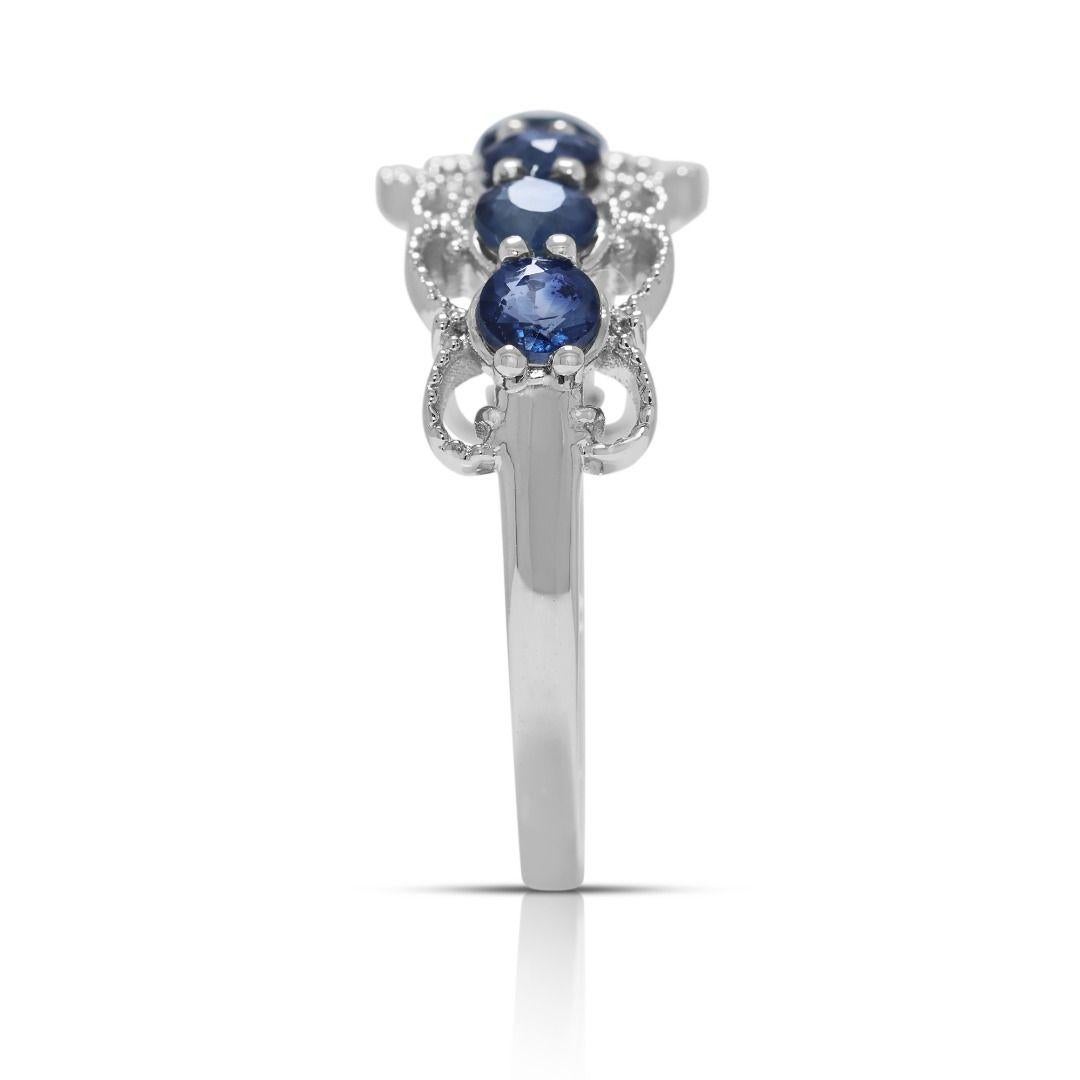 Ring aus 18 Karat Weißgold mit kompliziertem 0,61 Karat Saphir und natürlichen Diamanten im Angebot 1
