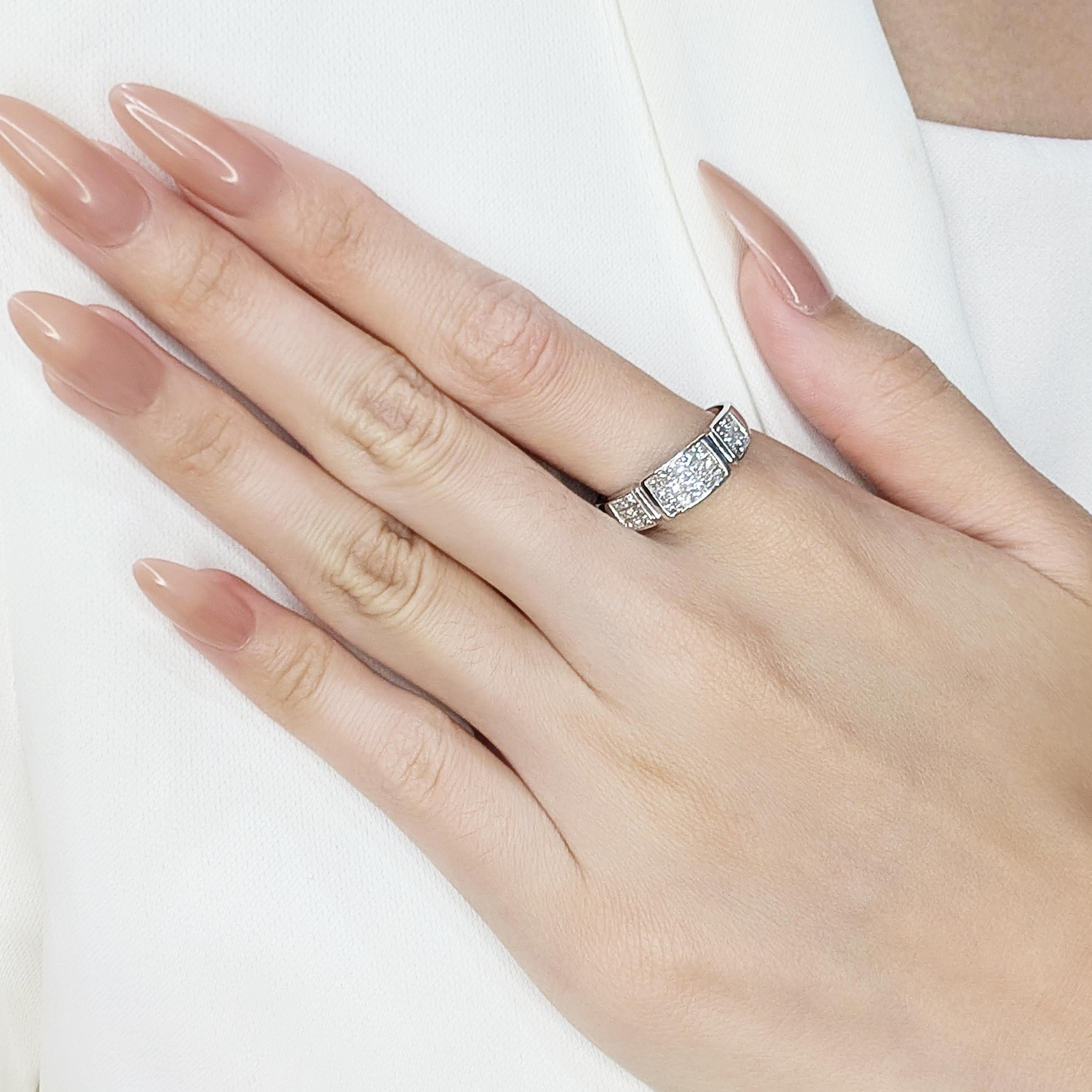 Dieser brandneue Ring ist der Inbegriff von Luxus und moderner Eleganz. Er ist aus strahlendem 18-karätigem Weißgold gefertigt und verfügt über 33 natürliche Diamanten im Prinzess-Schliff mit einem bemerkenswerten Gesamtkaratgewicht von 0,89 Karat.