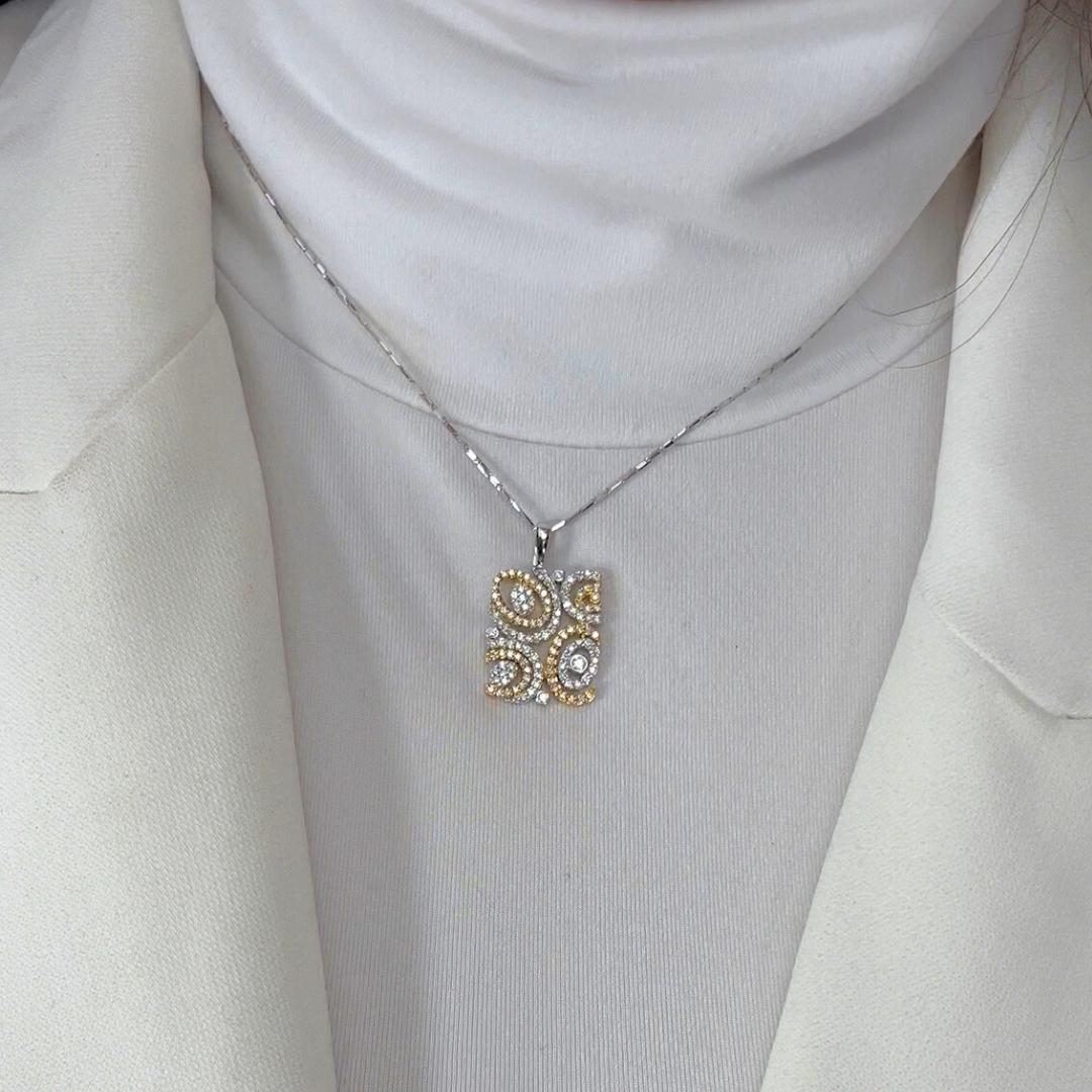 Collier avec pendentif en or blanc et jaune 18k et diamants de 1,38ct - certifié IGI

Mélange étonnant d'élégance classique et de design moderne, ce collier de diamants en or blanc et jaune 18 carats brille avec 120 diamants ronds, totalisant 1,38