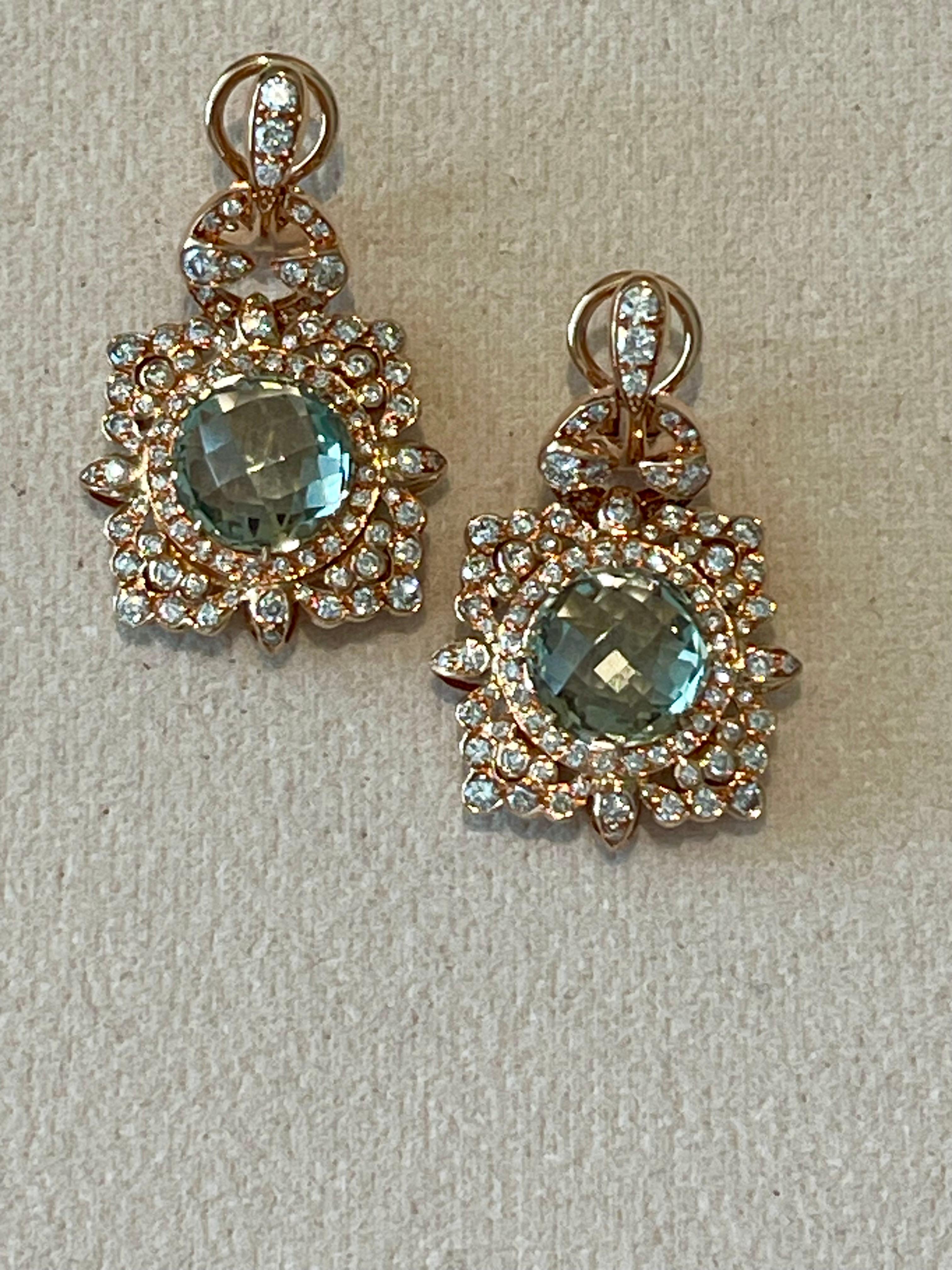 Splendidi orecchini pendenti in oro rosa 18 K. con 2 prasioliti taglio fantasia del peso di 11,78 carati e 174 diamanti taglio brillante del peso di 2,46 carati, colore G, purezza V. 
Dimensioni: 3,70 cm x 2,50 cm. Peso: 17,87 grammi. Indossa