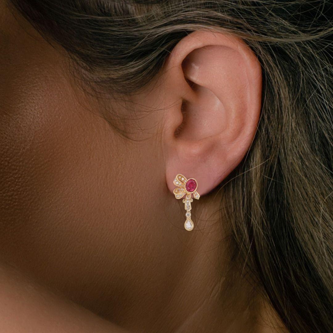 Unsere atemberaubenden Ohrringe aus 18 Karat Gelbgold mit Rubinen und Diamanten sind eine bezaubernde Mischung aus Eleganz und Raffinesse. Diese mit äußerster Präzision und Liebe zum Detail gefertigten Ohrringe zeigen faszinierende Rubine im
