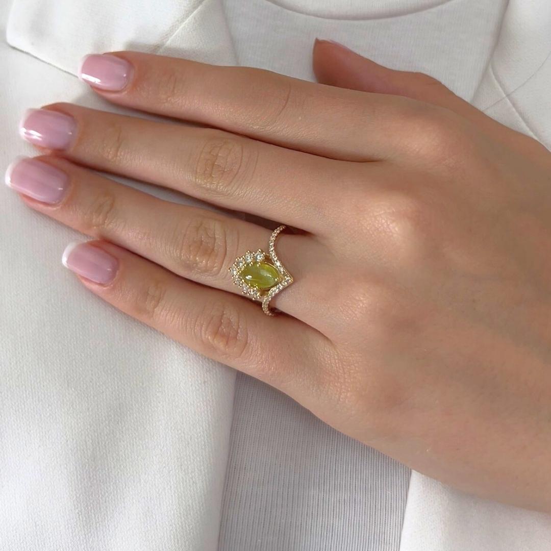 Intricato anello con crisoberillo e diamanti a occhio di gatto da 2,17 carati in oro giallo 18k - Certificato GIA

Un tesoro raro dal fascino mistico, questo anello in oro giallo 18k mette in risalto un Crisoberillo Occhio di Gatto dal taglio ovale