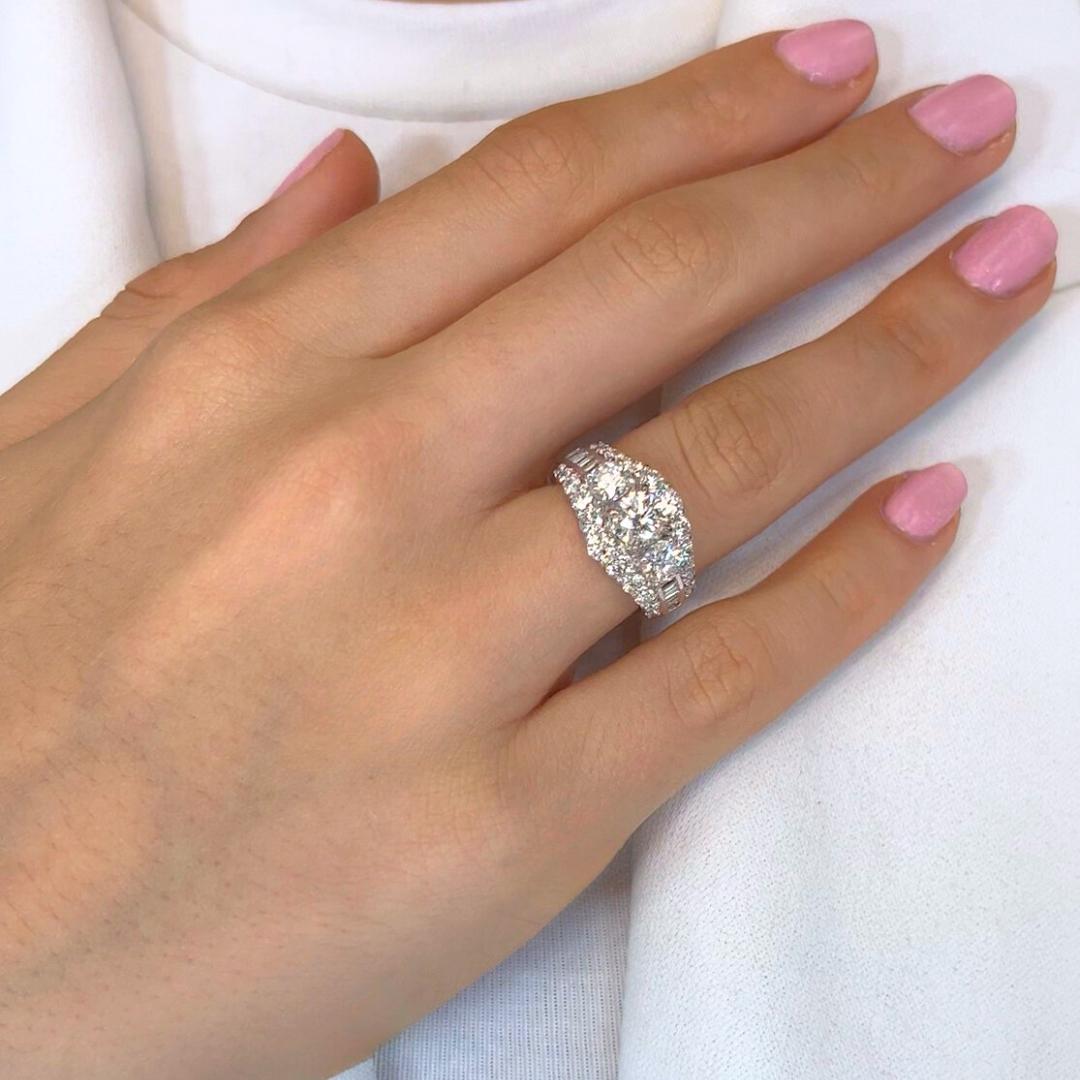 Intricate 3.11ct Diamonds Cluster Ring in 18k White Gold - IGI Certified

This magnificent 18k white gold ring features a captivating 0.80ct round diamond at its center. Framed by two dazzling round side stones with 0.80ct total the ring radiates
