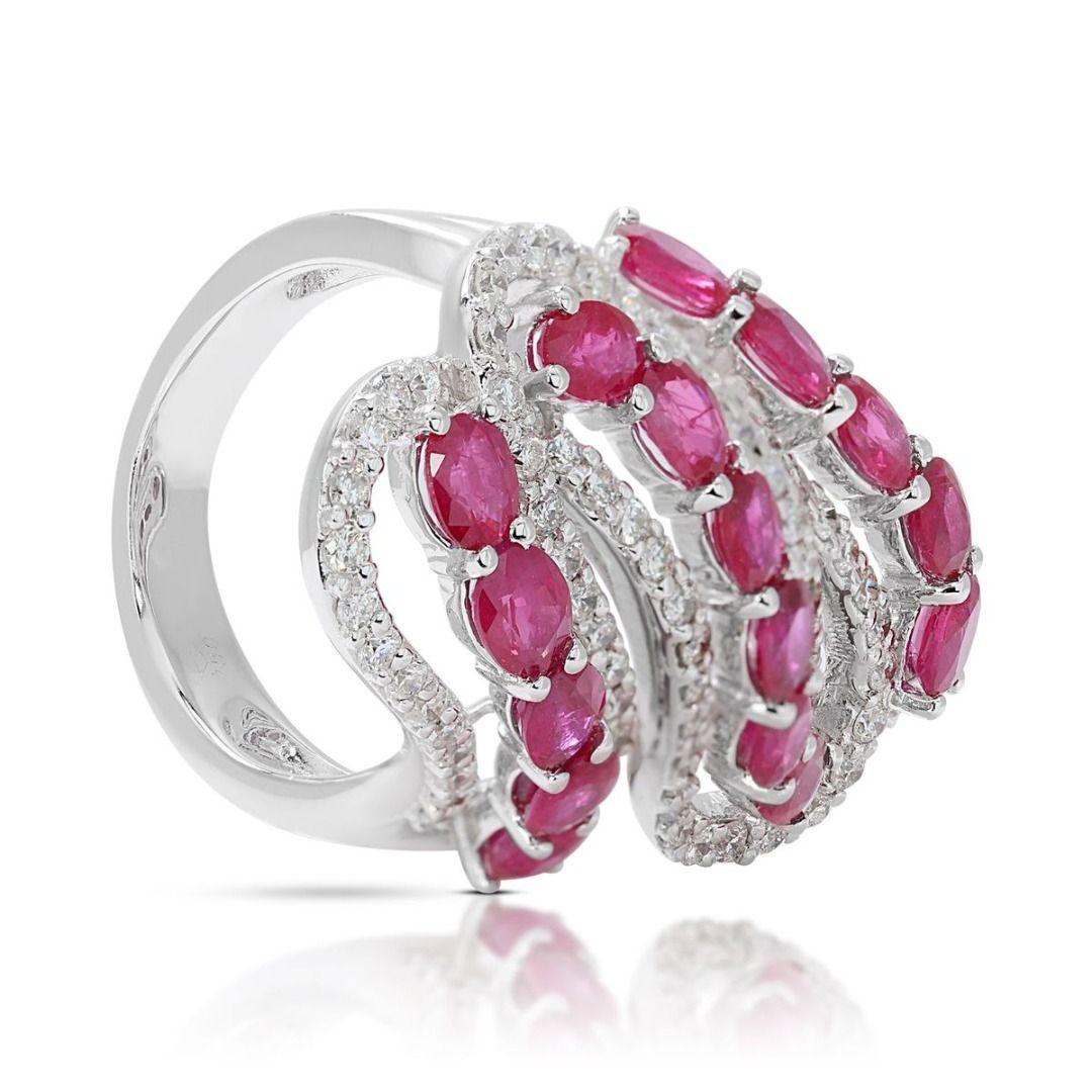 Intricate 3.20ct Ruby Spiral Ring with Side Diamonds in 18K White Gold In New Condition For Sale In רמת גן, IL