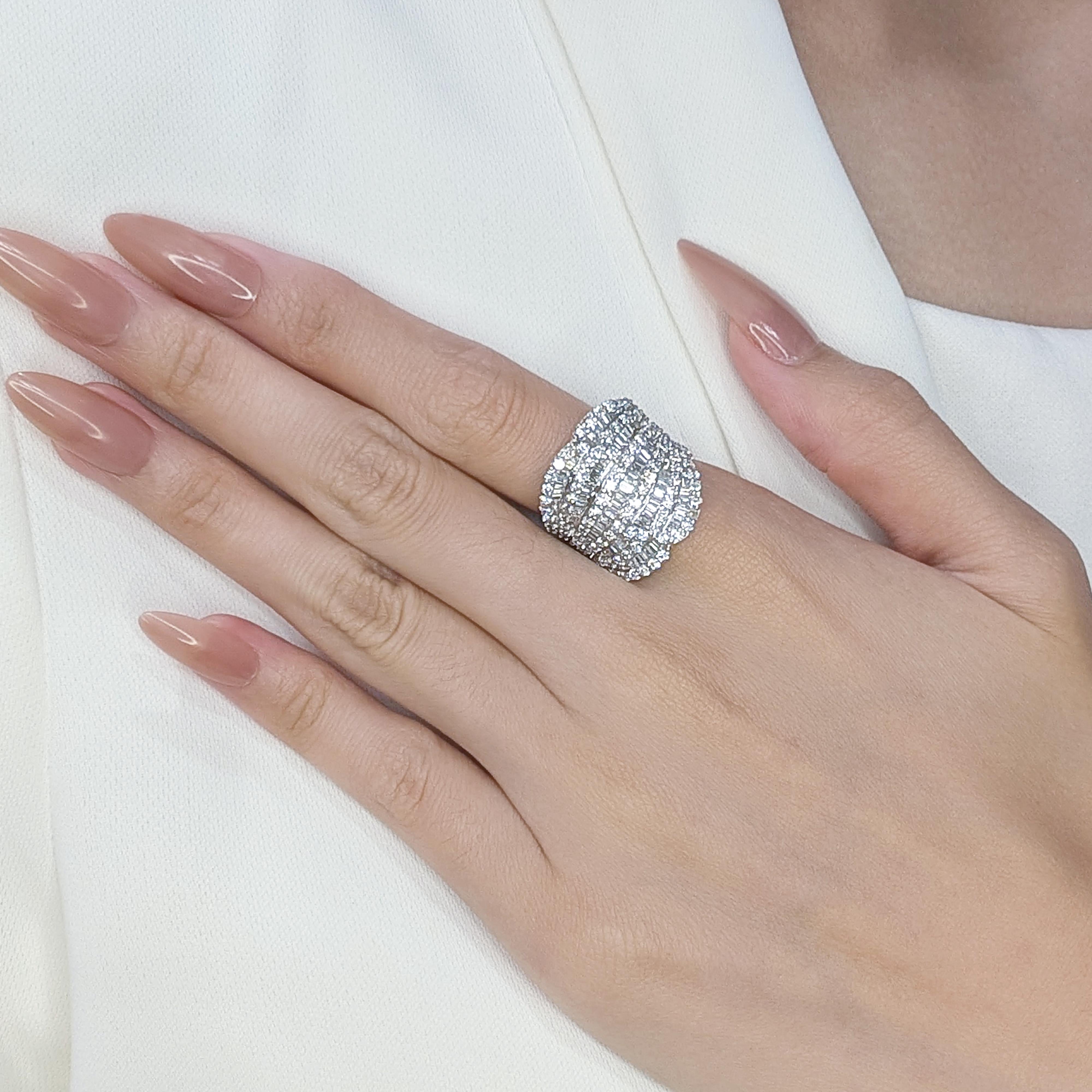 Questo anello grande usato è una squisita dimostrazione di eleganza e design intricato, realizzato in lussuoso oro bianco 18 carati. Presenta 98 diamanti naturali tondi e brillanti con un peso complessivo di 1,96 carati e 87 diamanti naturali