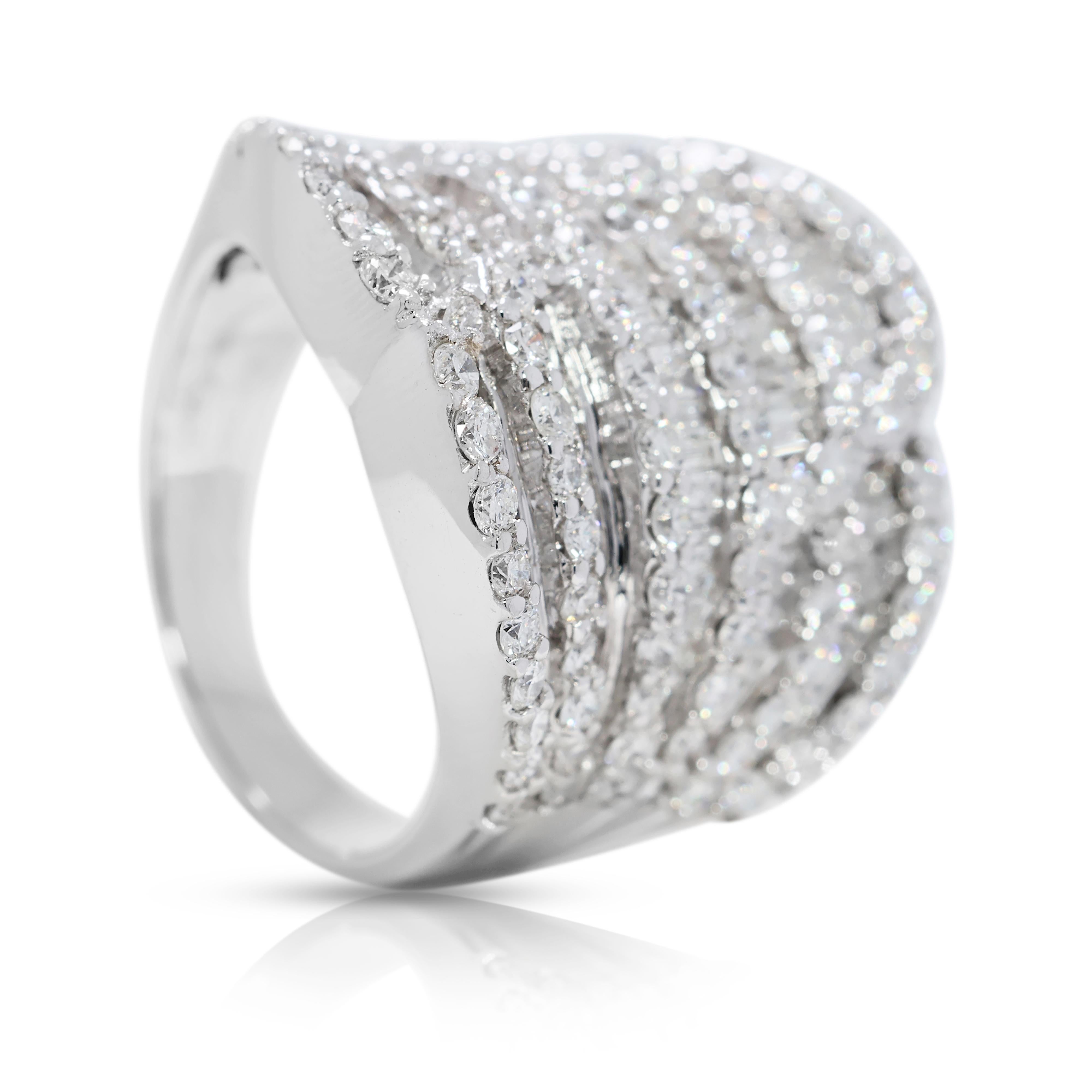Intricato anello a grappolo con 3,26 carati di diamanti naturali in oro bianco 18 carati In condizioni ottime in vendita a רמת גן, IL