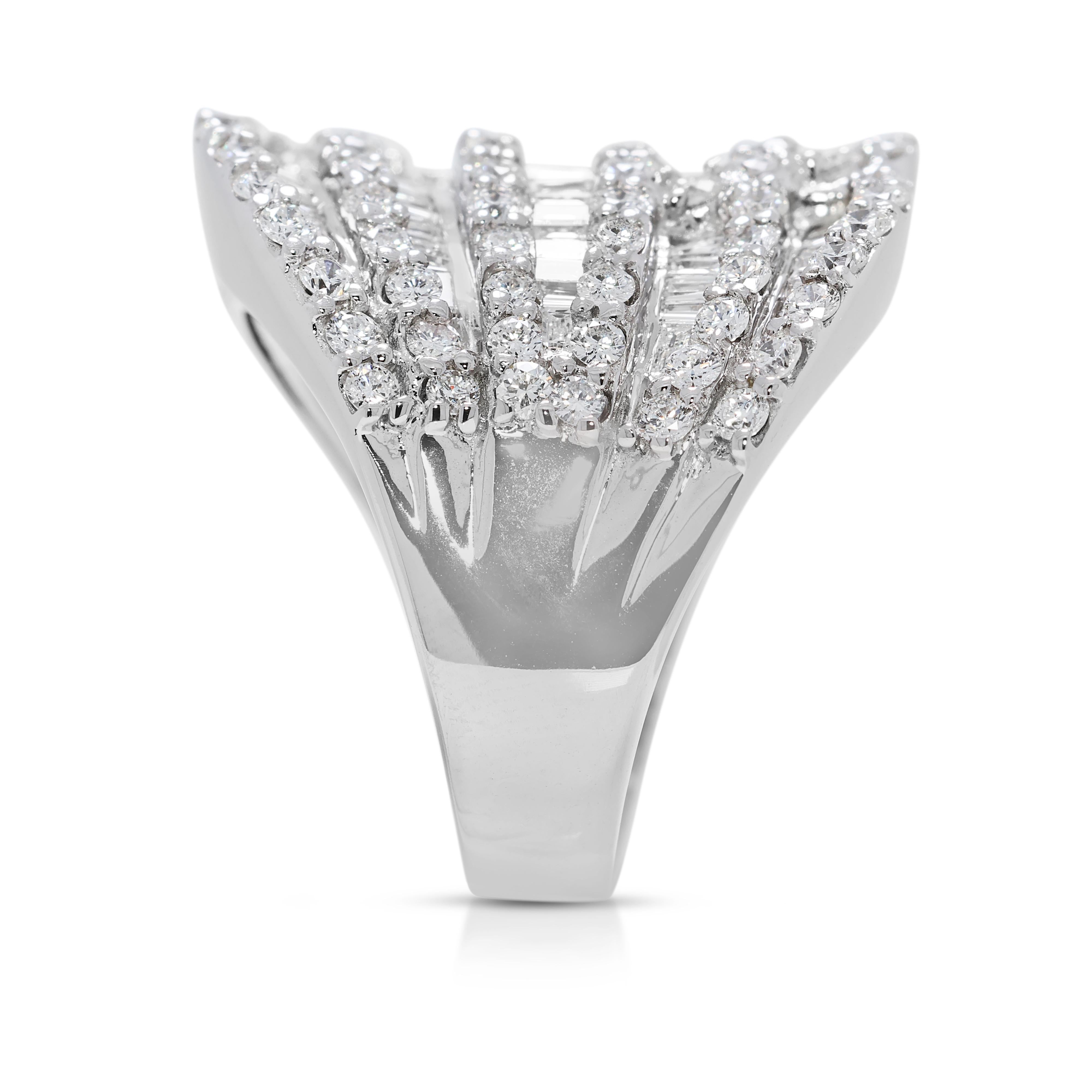 Donna Intricato anello a grappolo con 3,26 carati di diamanti naturali in oro bianco 18 carati in vendita