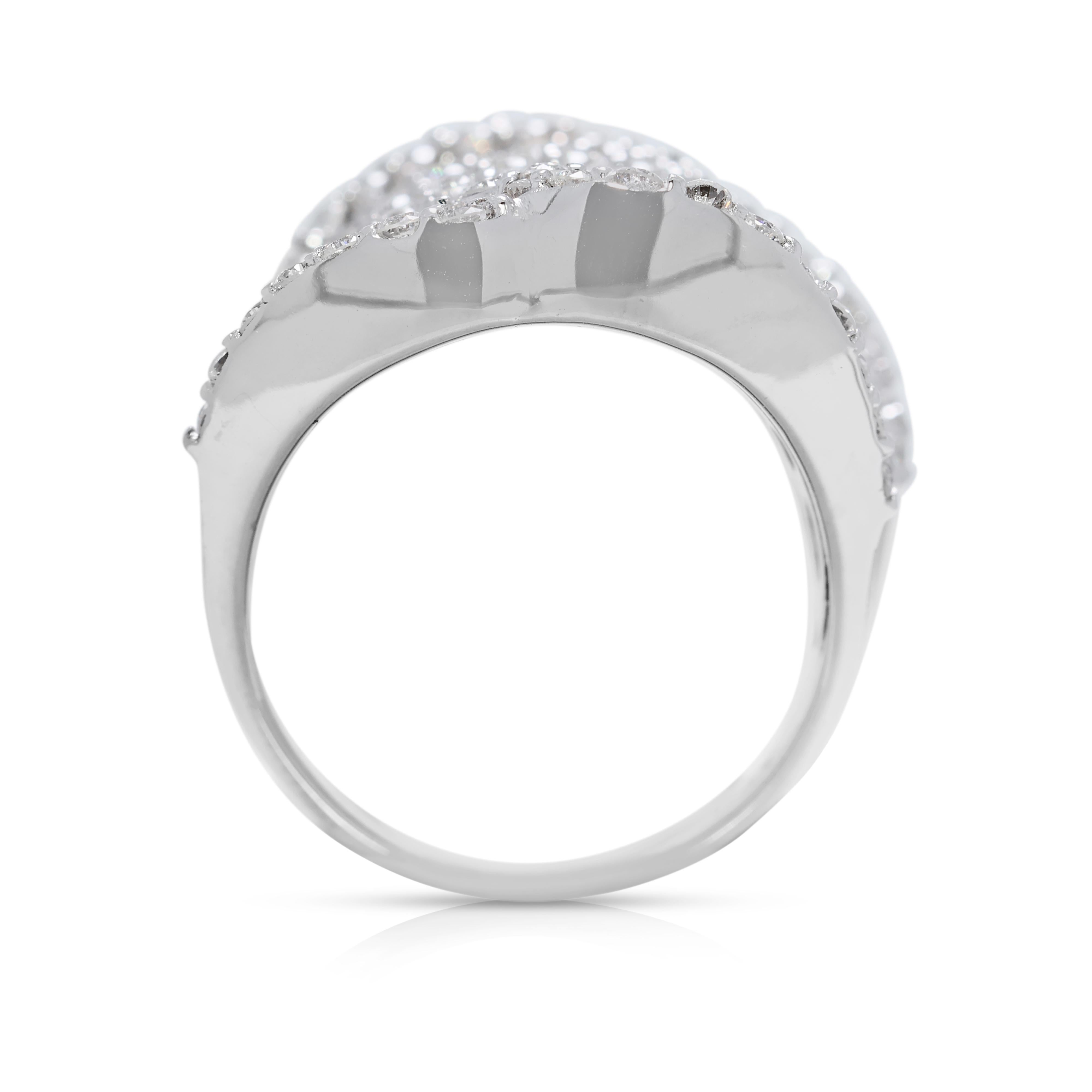 Intricato anello a grappolo con 3,26 carati di diamanti naturali in oro bianco 18 carati in vendita 1