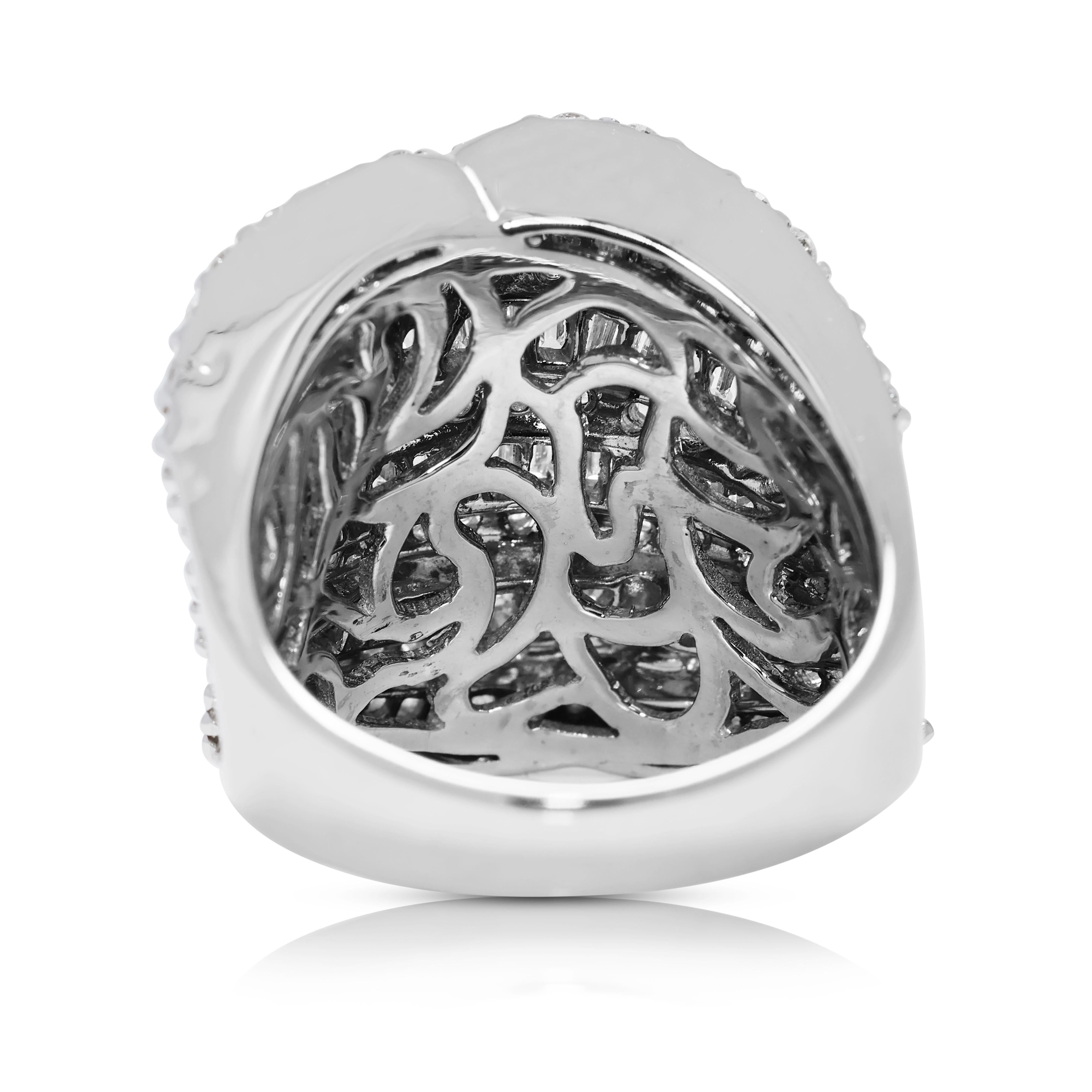 Intricato anello a grappolo con 3,26 carati di diamanti naturali in oro bianco 18 carati in vendita 2