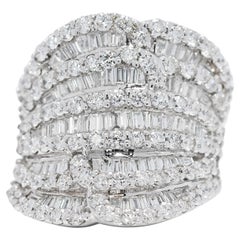 Intricato anello a grappolo con 3,26 carati di diamanti naturali in oro bianco 18 carati