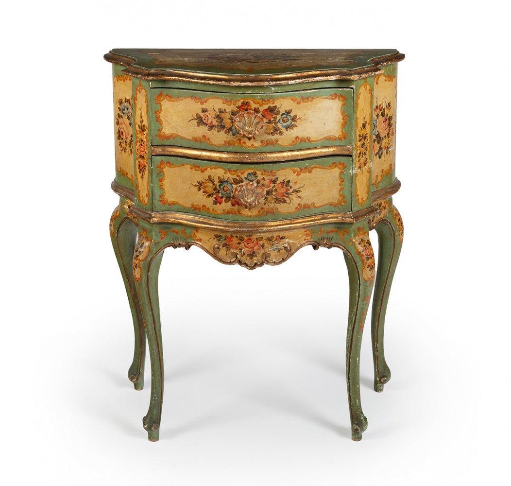 Anonym
Europa; um 1900
Polychromes und vergoldetes Holz

Ungefähre Größe: 30,25 x 24,75 x 13,75 Zoll

Eine kleine Kommode aus dem 19. Jahrhundert, aufwändig von Hand bemalt mit hübschen Blumenkompositionen vor hellgelbem Hintergrund, eingerahmt von