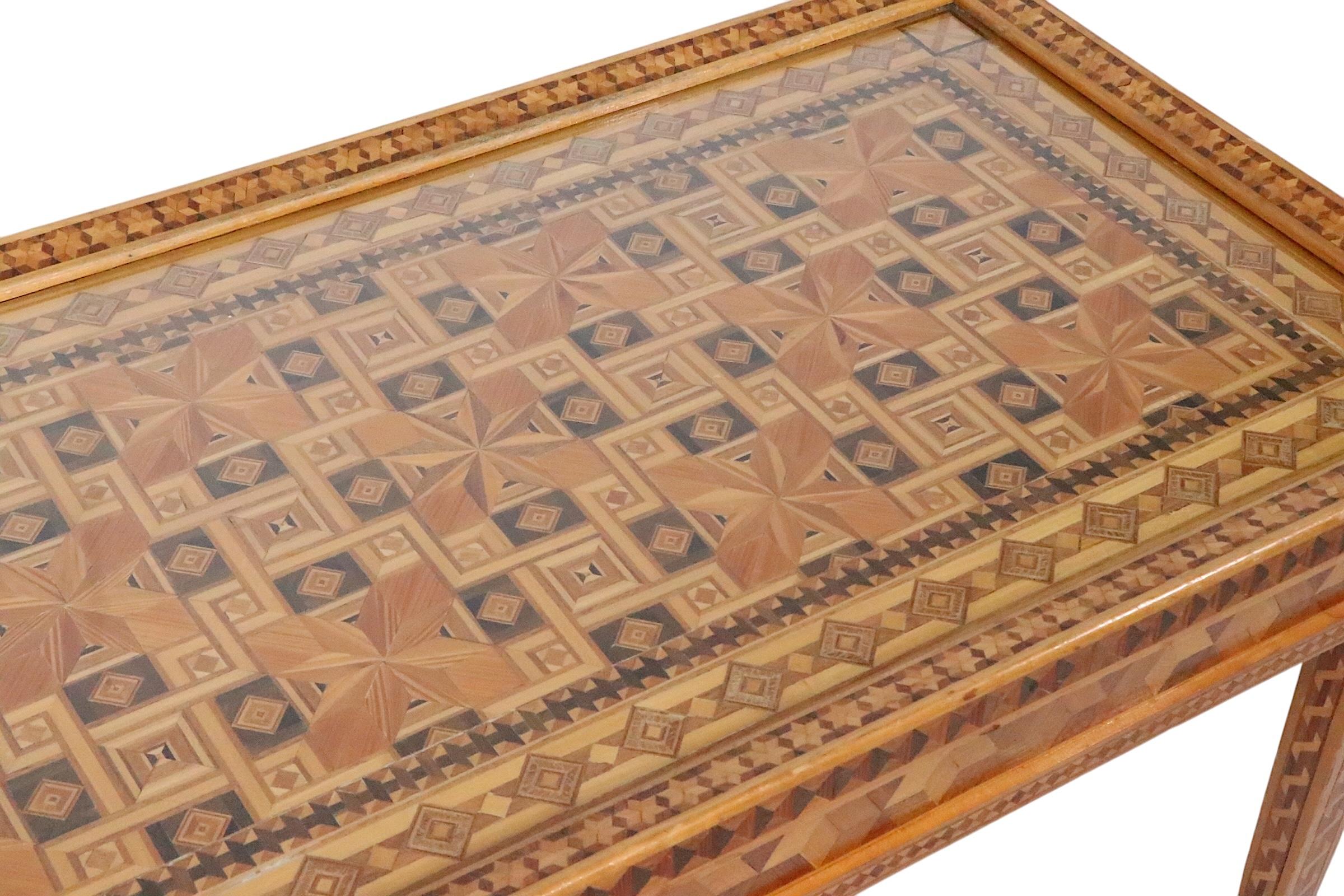 Table basse en marqueterie de style anglo-indien avec plateau  c. 1930/50's en vente 3