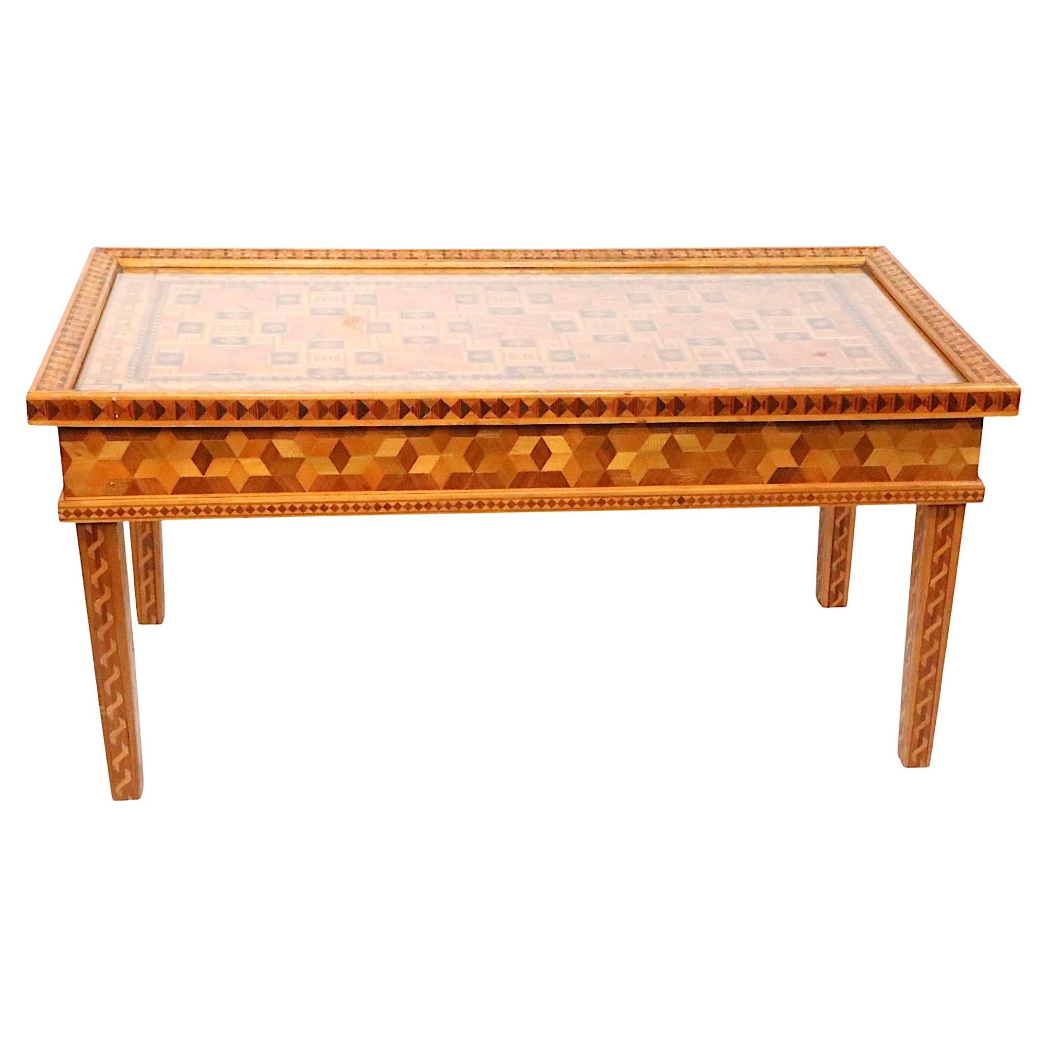 Table basse à incrustation de marqueterie, avec plateau amovible encadré de verre. La table a été exécutée dans le style anglo-indien, mais cet exemple a été fabriqué dans l'ouest de la Pennsylvanie, vers les années 1930/50. Cet exemplaire est en