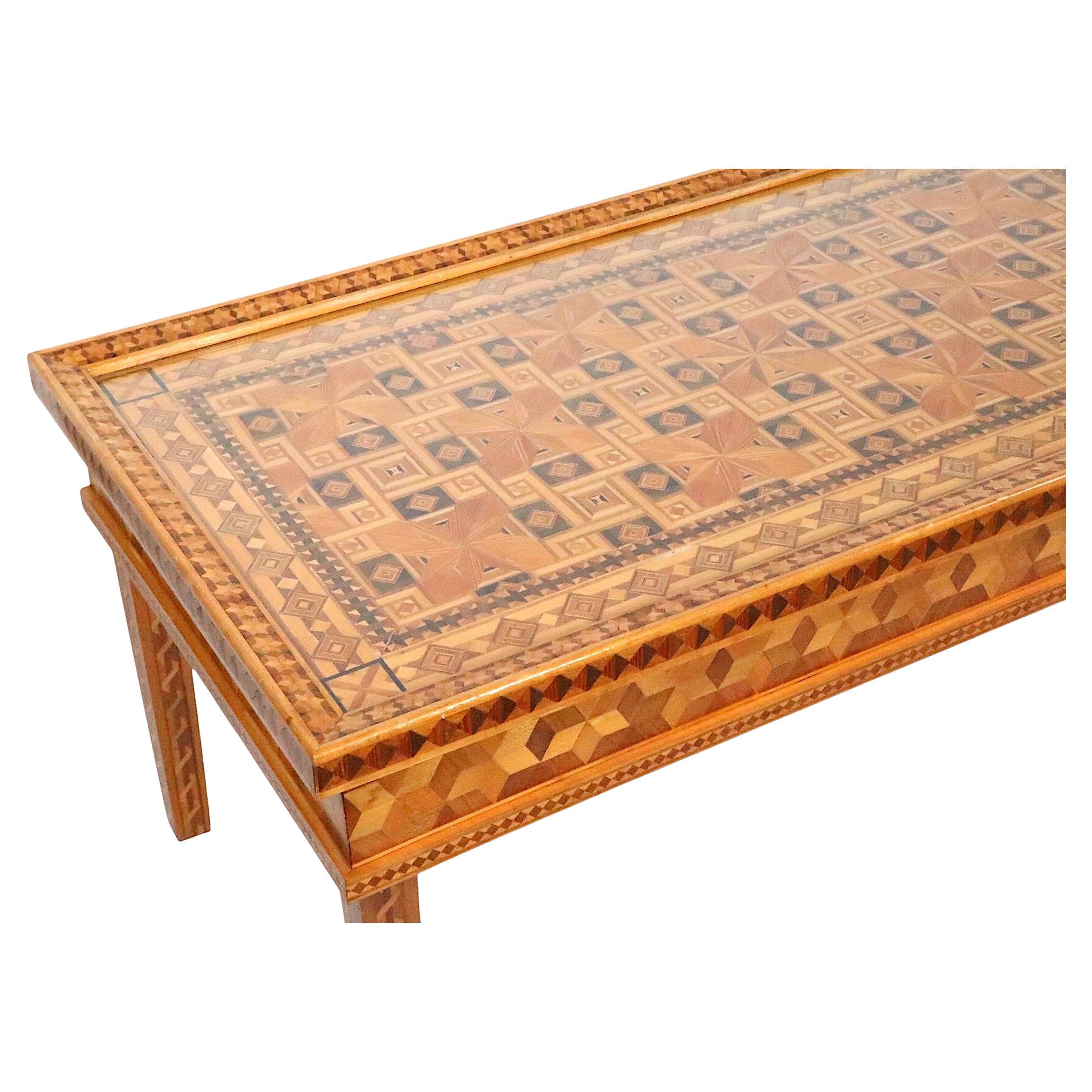 Américain Table basse en marqueterie de style anglo-indien avec plateau  c. 1930/50's en vente